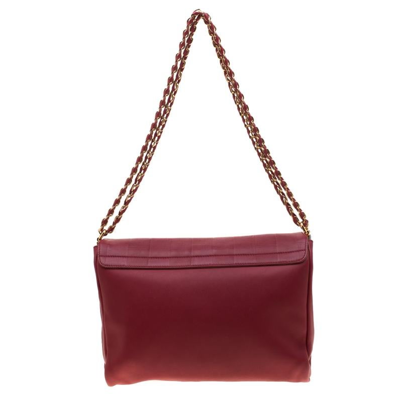 This Claudia bag by Fendi has a sophisticated look. Crafted from red leather, it comes with a flap that has a striped turn lock. It is equipped with a well-sized canvas interior and flaunts leather and chain woven straps. You can team this fabulous