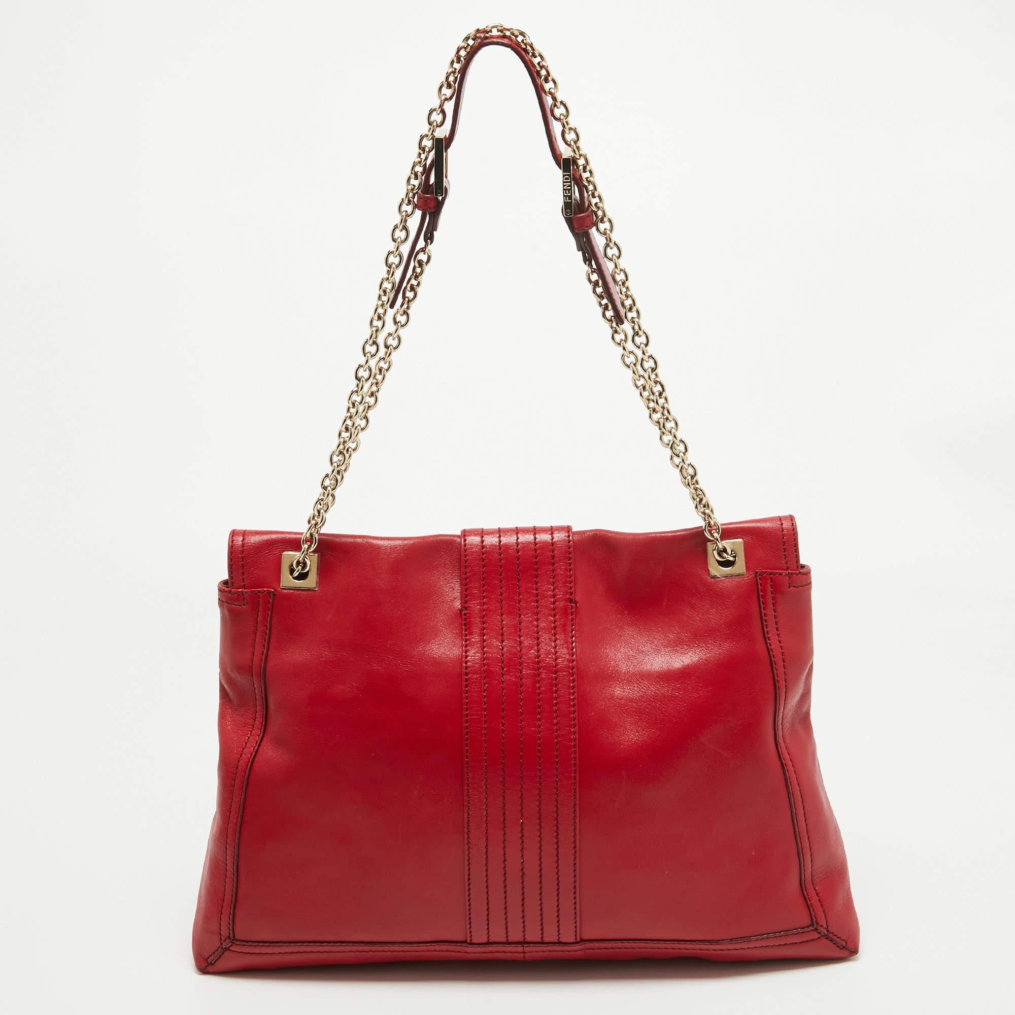 Designer bags are ideal companions for ample occasions! Here we have a fashion-meets-functionality piece crafted with precision. It has been equipped with a well-sized interior that can easily fit all your essentials.


