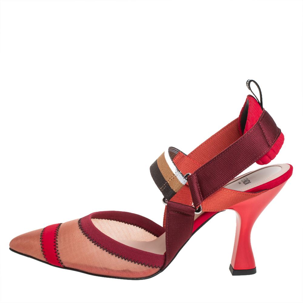 Diese Fendi-Sandalen aus rotem Mesh:: Stoff und Nylon sind so charmant:: dass Sie sie besitzen sollten. Sie haben spitze Zehen:: Riemen in der Mitte des Vorderteils und Slingbacks. Sie sind mit einer bequemen:: ledergefütterten Innensohle