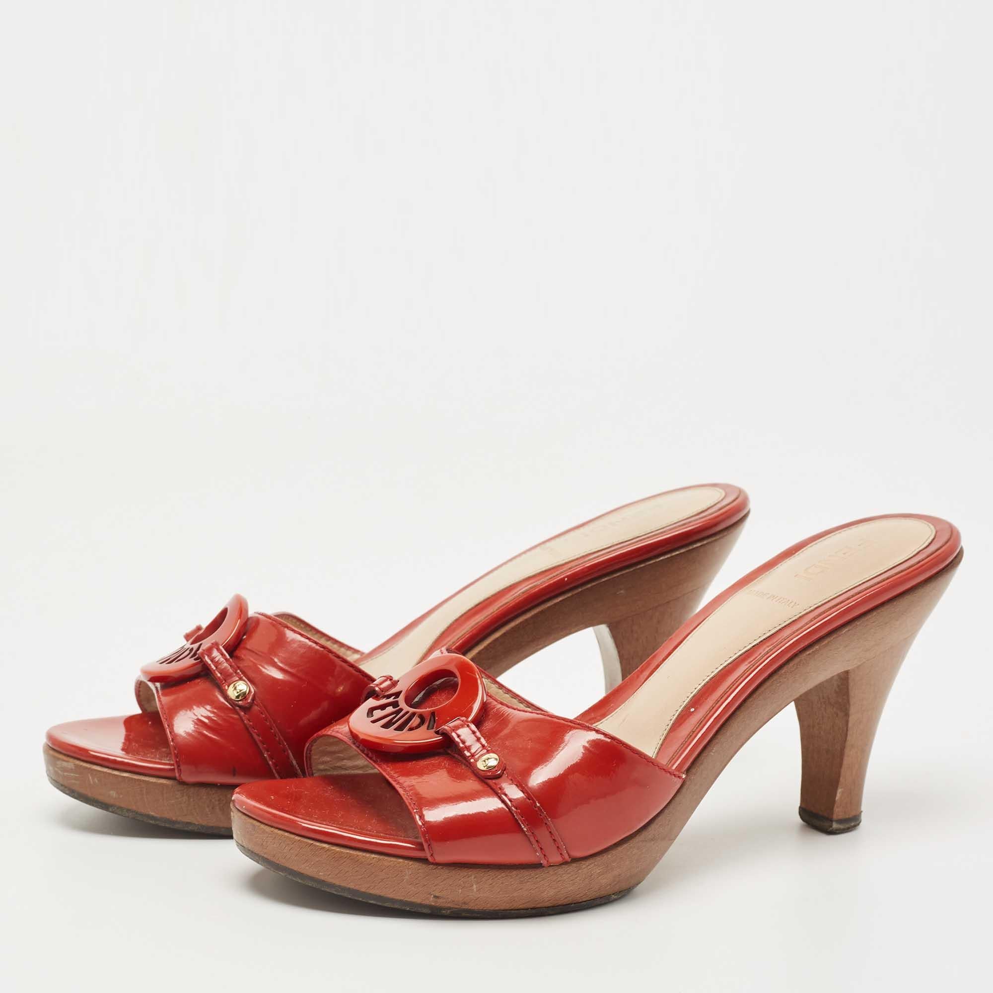 Fendi Red Patent Leather Logo Slide Sandals Size 37.5 In Good Condition In Dubai, Al Qouz 2