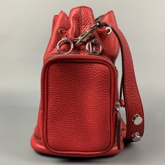 FENDI Mon Tresor Bucket Bag aus rotem Kalbsleder mit Kieselsteinbesatz