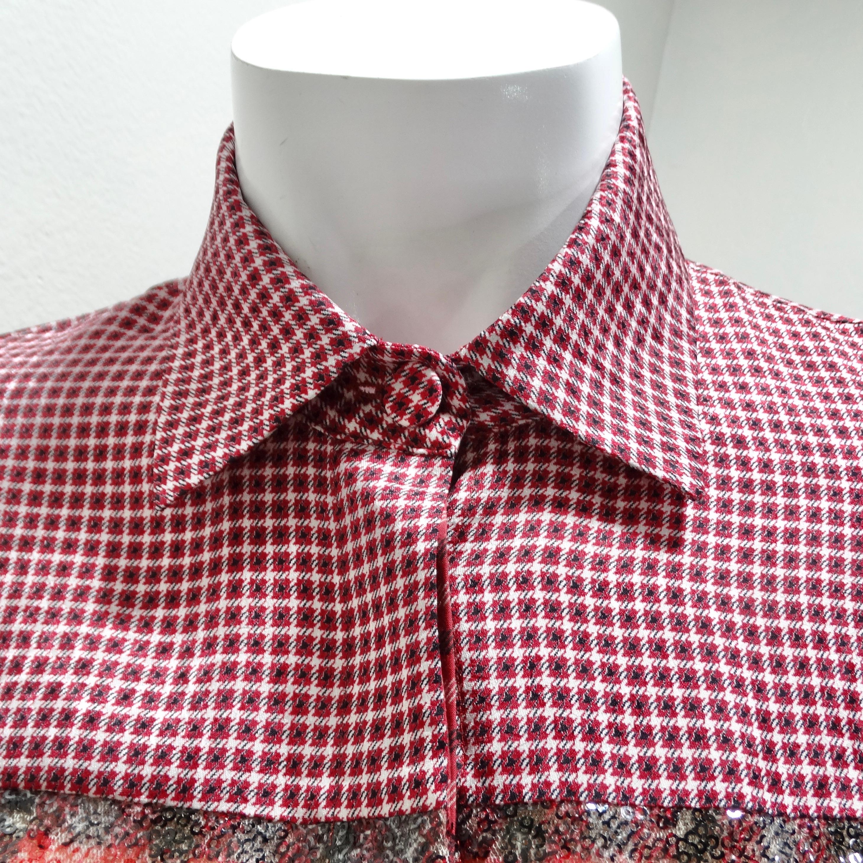 Voici la chemise boutonnée à paillettes à carreaux rouges de Fendi, une version amusante et élégante de la flanelle classique qui associe des imprimés vibrants à des paillettes glamour. Cette chemise n'est pas seulement un vêtement, c'est une œuvre