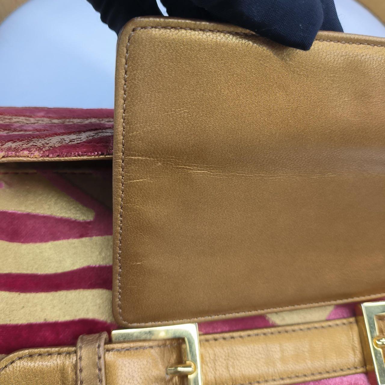 Fendi - Sac à bandoulière en velours rouge et imprimé zèbre sur le devant en vente 5