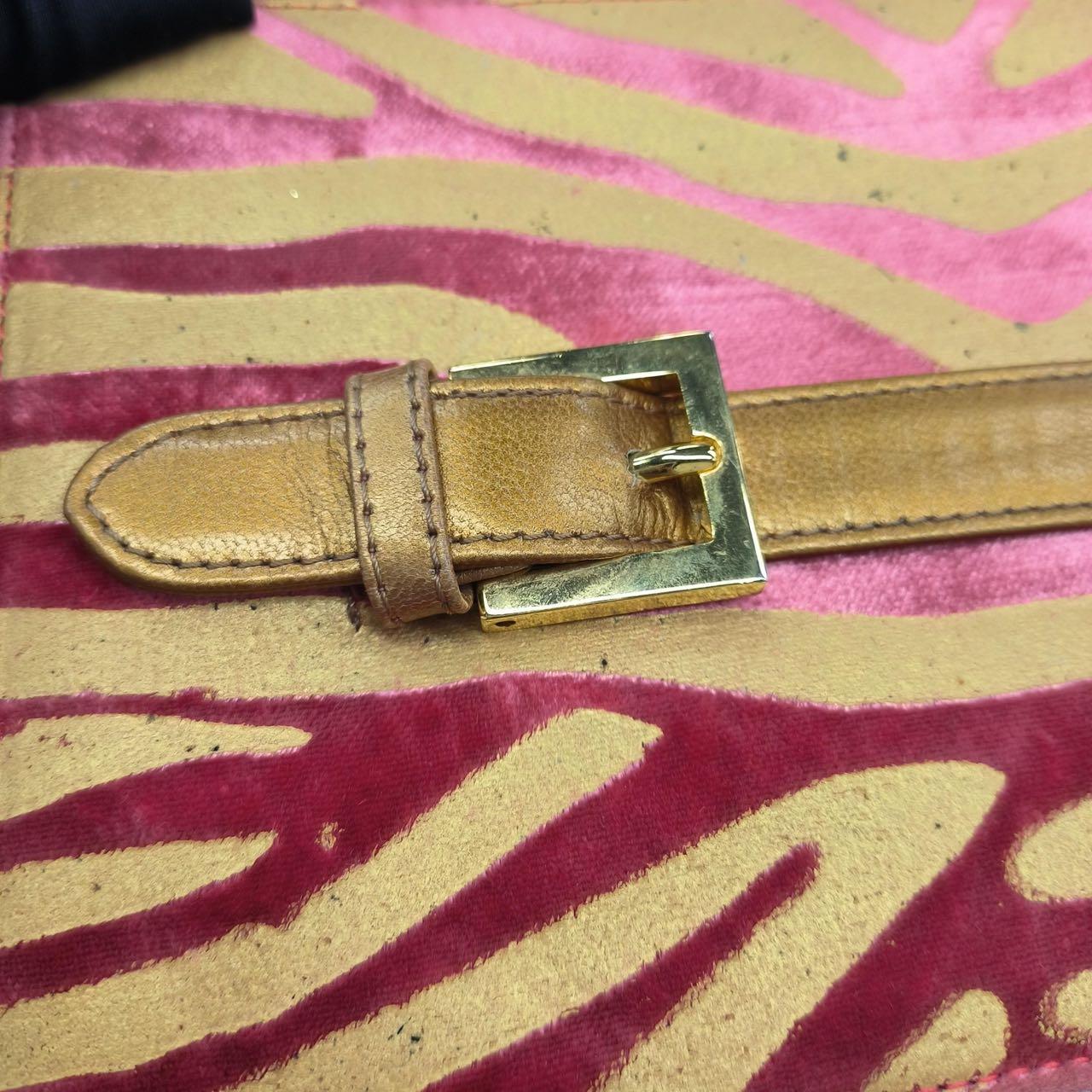 Fendi - Sac à bandoulière en velours rouge et imprimé zèbre sur le devant en vente 10