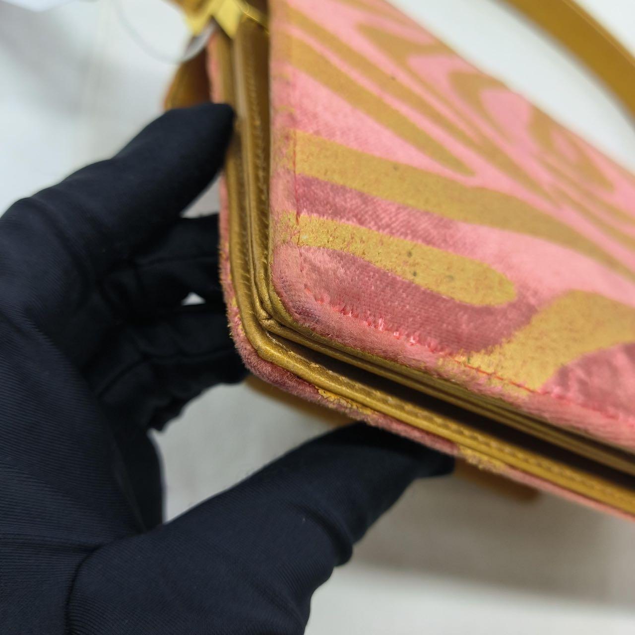 Fendi - Sac à bandoulière en velours rouge et imprimé zèbre sur le devant en vente 12