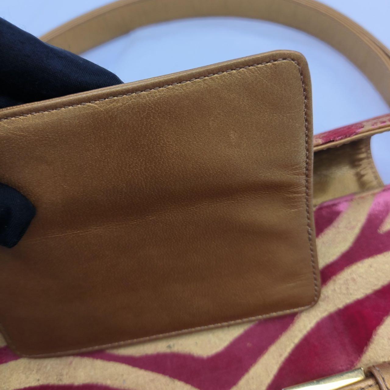 Fendi - Sac à bandoulière en velours rouge et imprimé zèbre sur le devant en vente 4