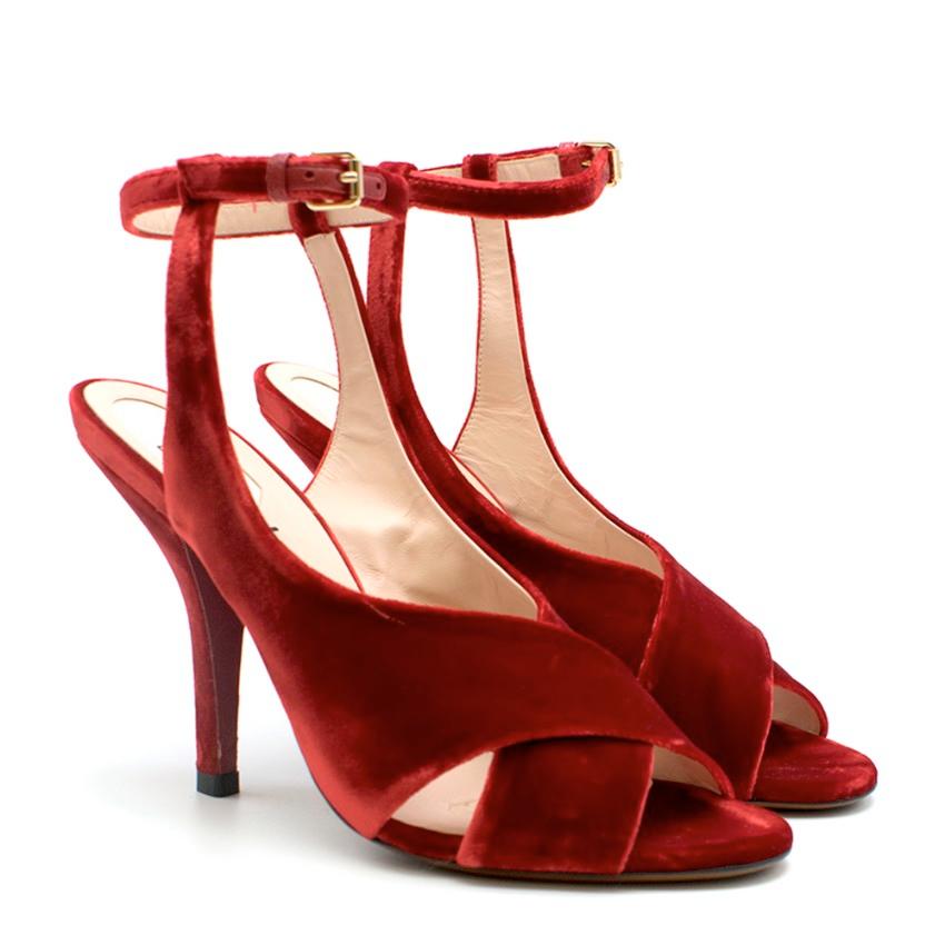 Fendi Red Heeled Sandal

-Ankle Strap
-Gold Buckle
-Cross Design
-Peep Toe

Please note, these items are pre-owned and may show signs of being stored even when unworn and unused. This is reflected within the significantly reduced price. Please refer