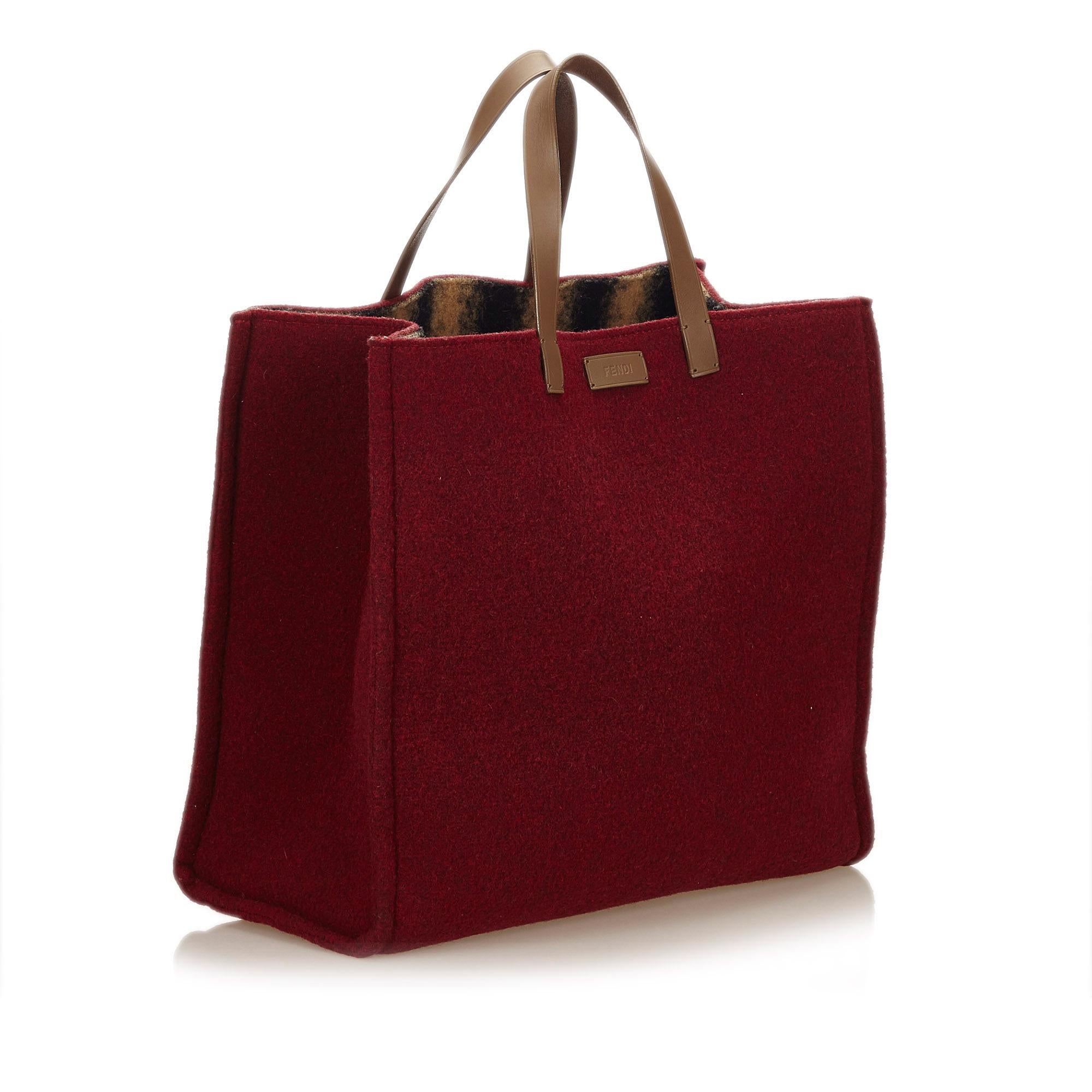 This tote bag features a wool body, flat leather handles, and an open top. It carries as AB condition rating.

Inclusions: 
Dust Bag

Dimensions:
Length: 34.00 cm
Width: 39.00 cm
Depth: 18.00 cm
Shoulder Drop: 16.00 cm

Material: Fabric x Wool x