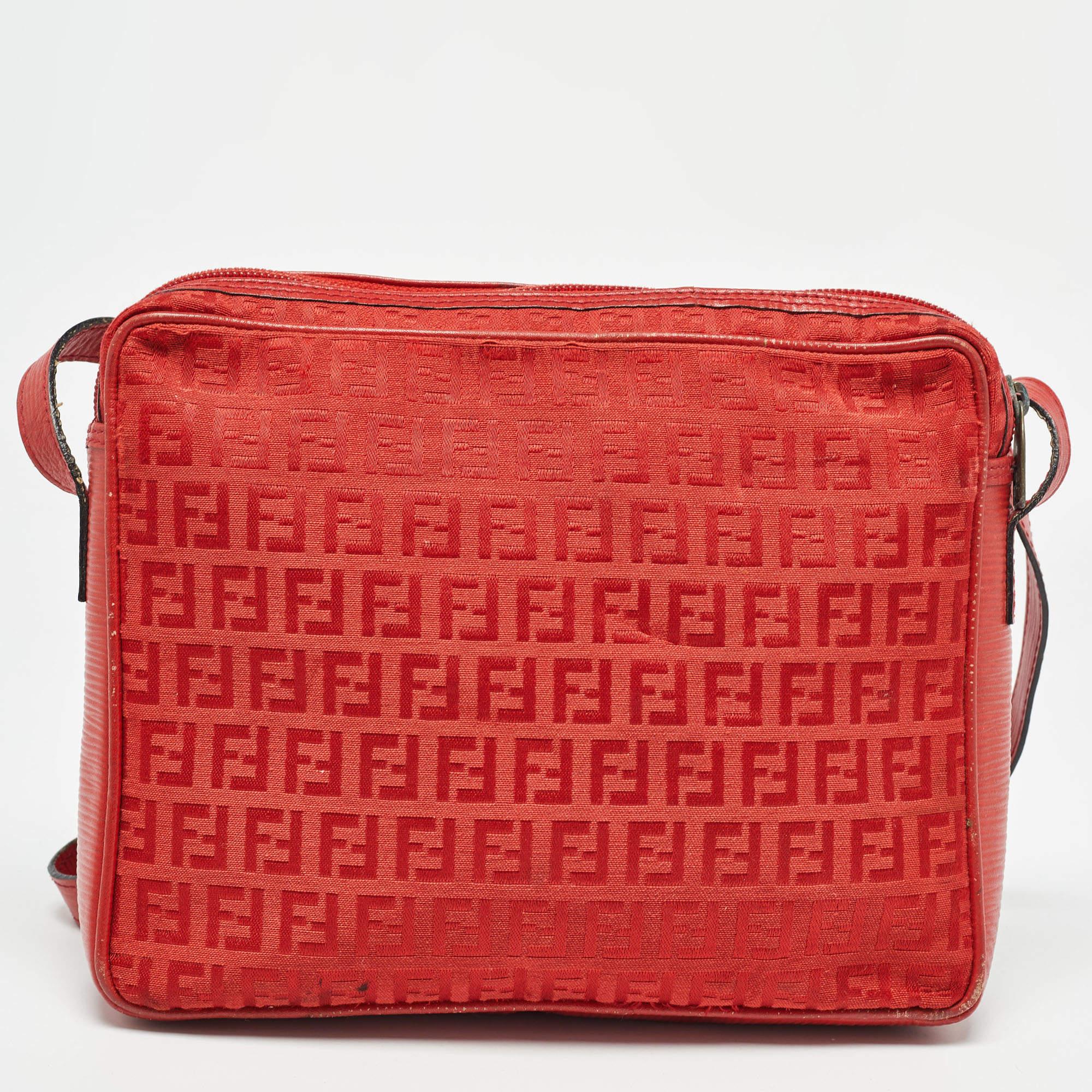 Bolso cruzado de lona y piel Zucchino rojo de Fendi en Bueno estado para la venta en Dubai, Al Qouz 2