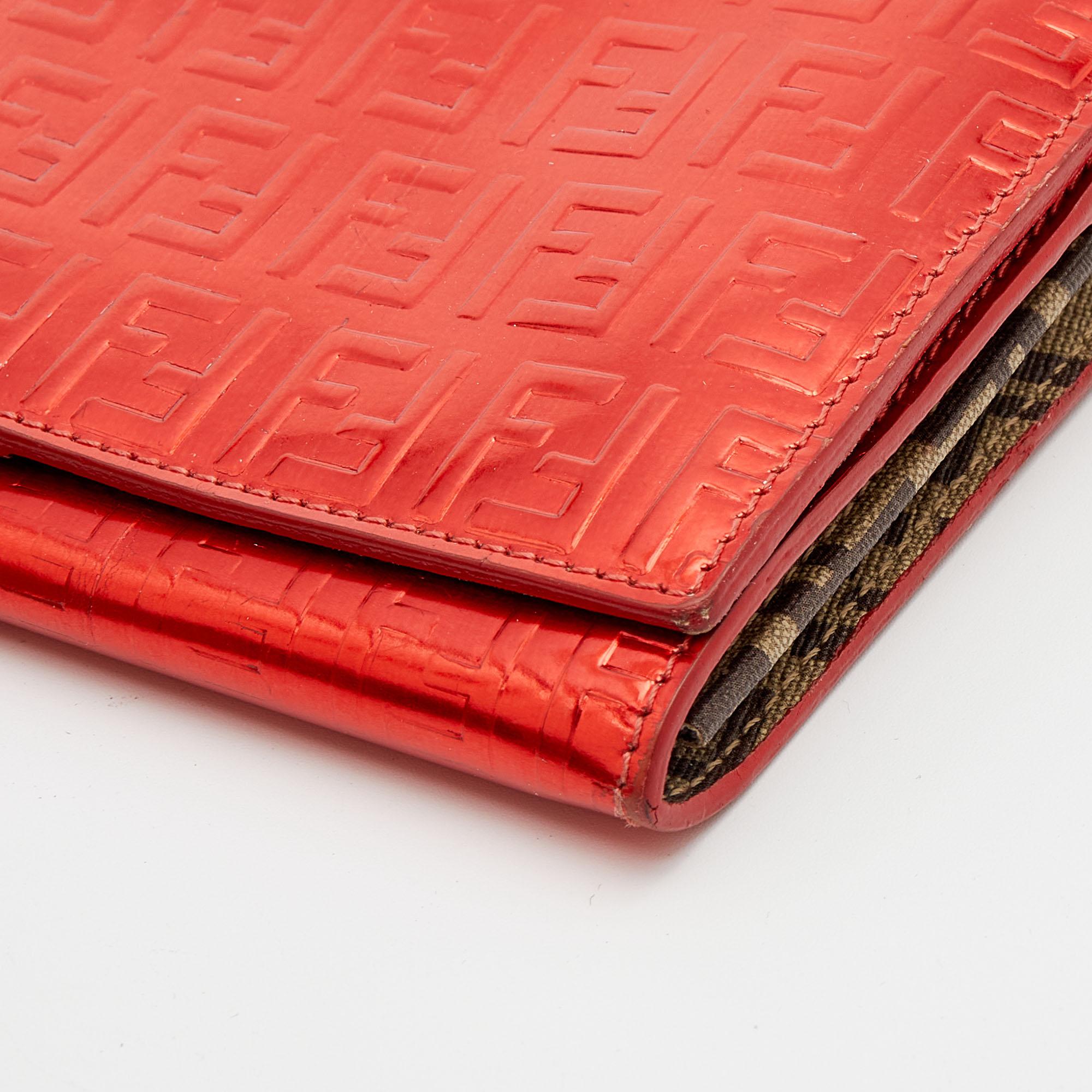 Fendi Portemonnaie aus rotem Zucchino-Lackleder mit Klappe im Angebot 3