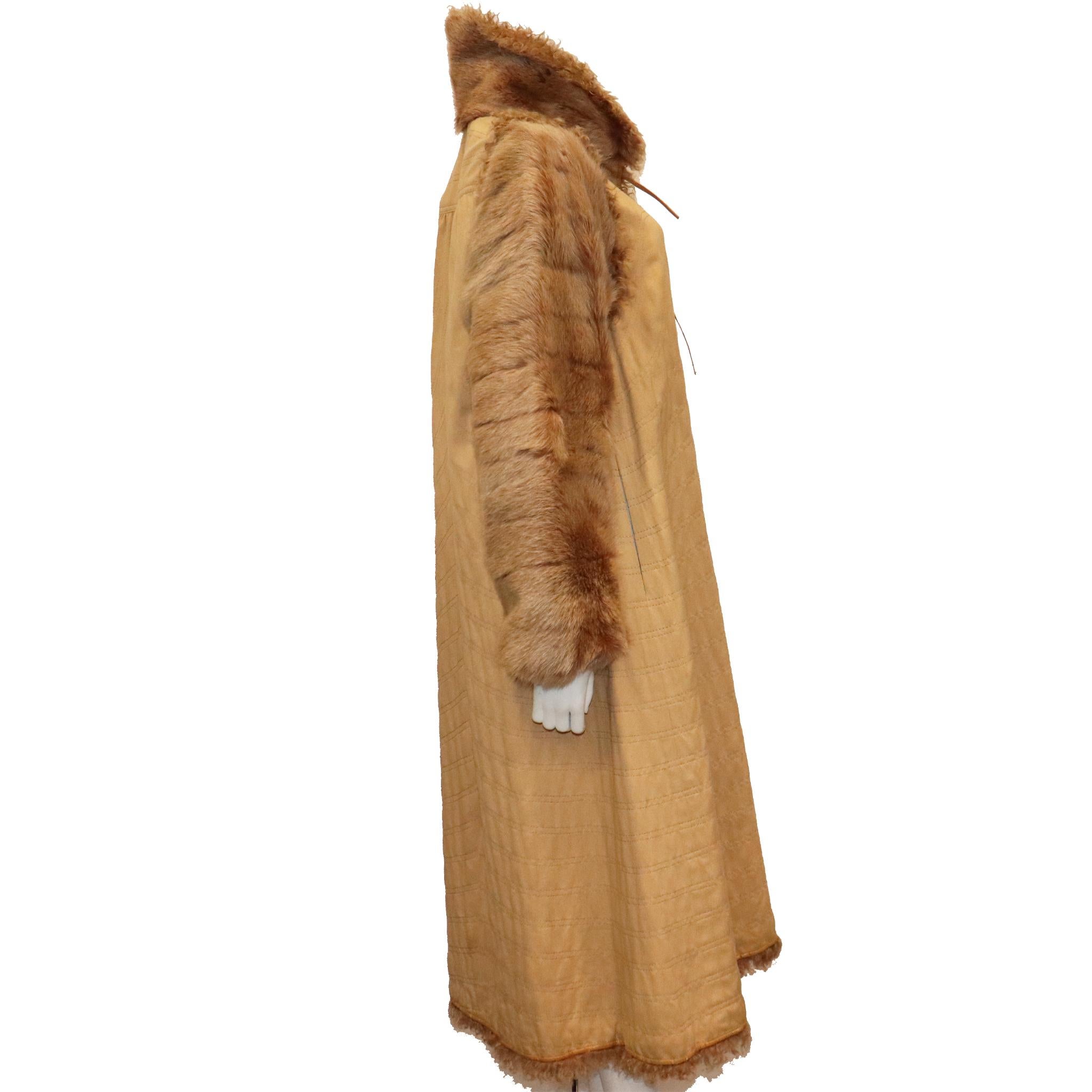 Este es un precioso abrigo reversible de dos piezas de piel de marmota y cordero de Fendi. Incorpora un chaleco desmontable, que puede llevarse por separado. Un magnífico complemento para tu colección. 
 TALLA Aprox. 6-8 o Euro 40-42 (la talla no