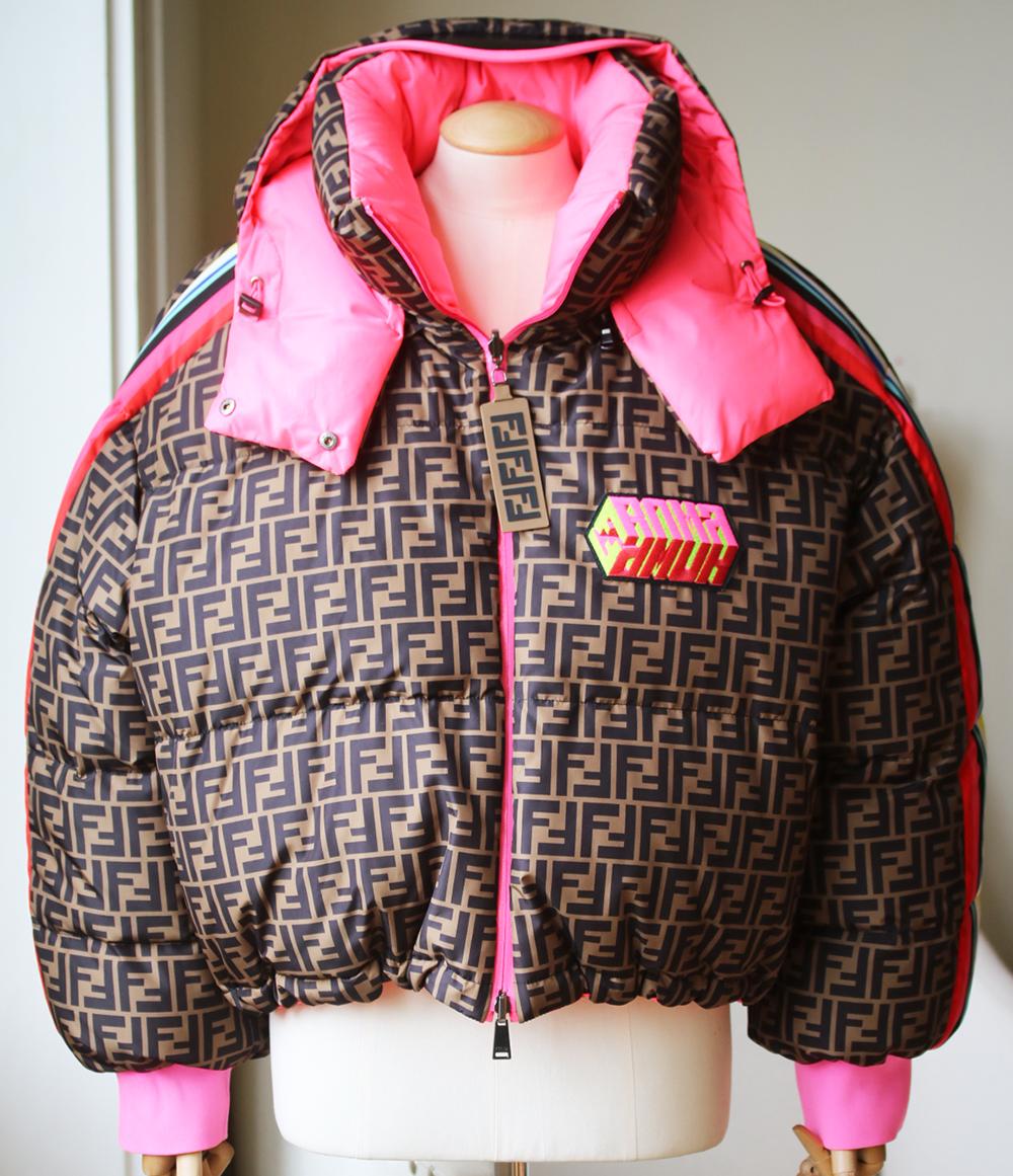 Die Shell-Jacke von Fendi ist wendbar:: so dass Sie sich für den Logomania-Look mit Monogrammen entscheiden oder sie in schlichterem Rosa tragen können. Sie ist mit einem klobigen 