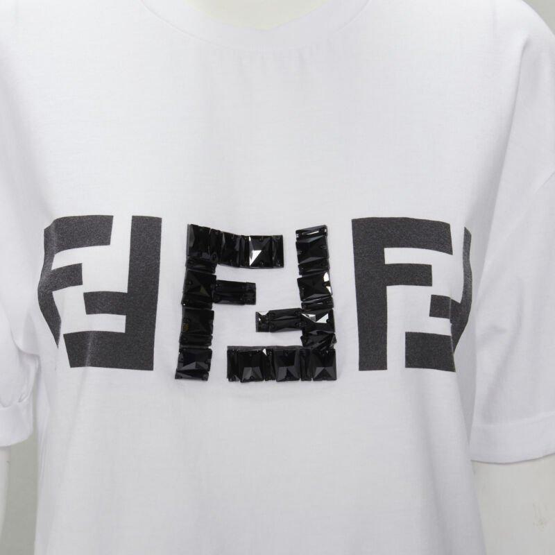 FENDI ROMA black bead embellished FF Zucca logo white tshirt S
Reference: KNLM/A00024
Brand: Fendi
Material: Cotton
Color: White, Black
Pattern: Logomania
Extra Details: Cuffed sleeves. Crew Neck. Black jewel embellished on centre FF logo.
Made in: