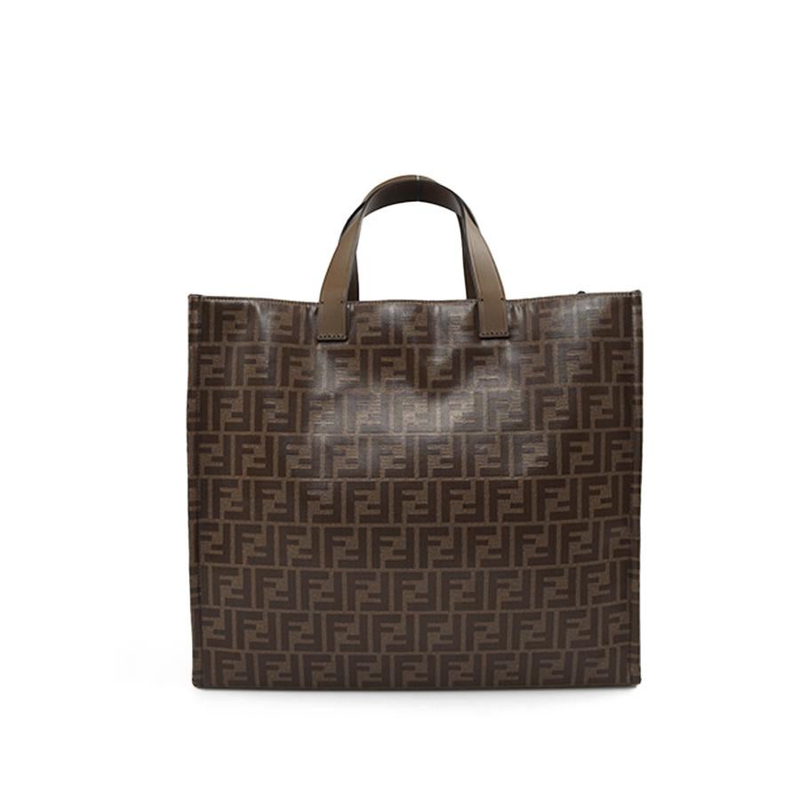 Condition : very good
Made in Italy
Material : coated canvas
Lining : blue textile, with a zipped leather pocket
Color : brown
2 light brown leather handles
Details : The blue and red leather letters F E N D I ROMA are on the front of this iconic