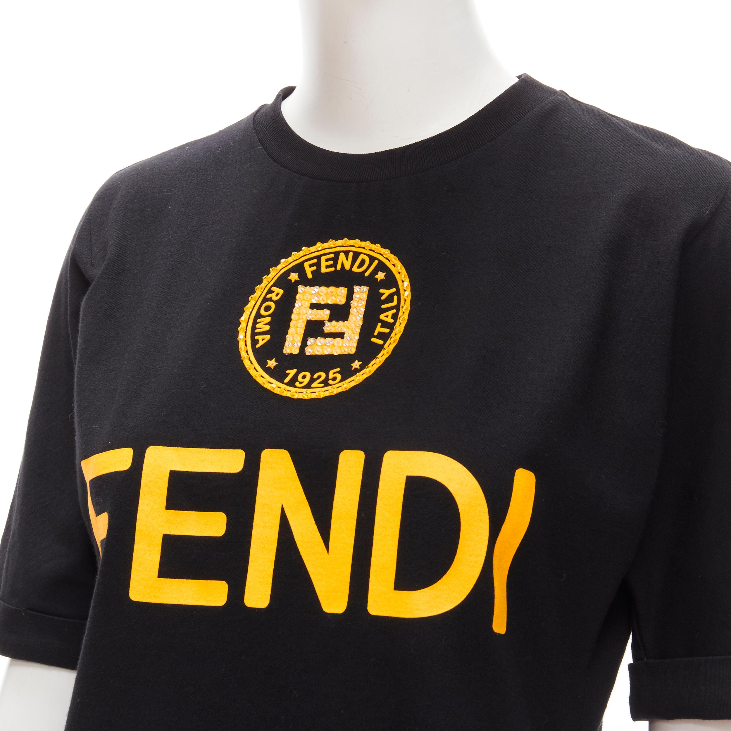 FENDI ROMA FF bead embellished logo black yellow cotton tshirt S
Brand: Fendi
Material: Feels like cotton
Color: Black
Pattern: Solid
Extra Detail: Bead embellished FF logo. Signature Fendi yellow print on black cotton. Cuffed sleeves. Side slit.