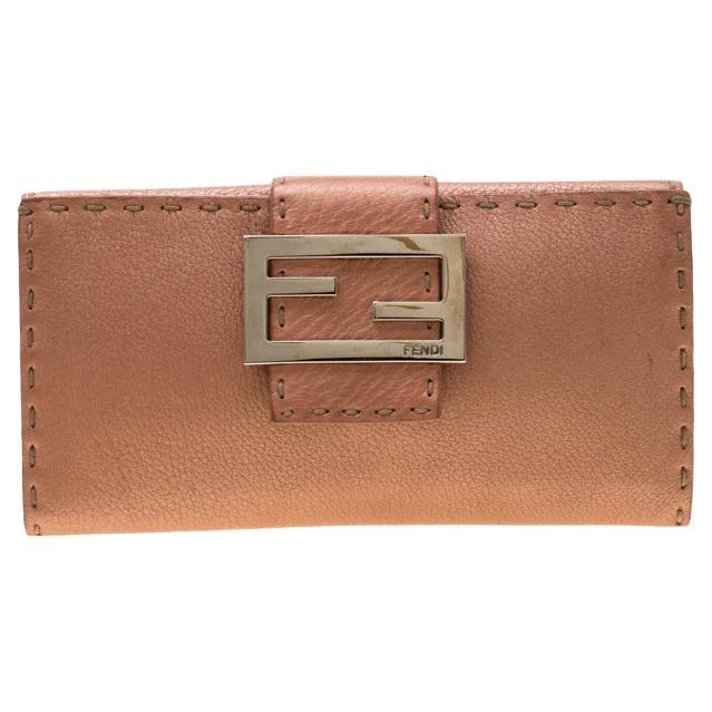 Fendi Selleria Brieftasche aus Roségold und Metallic-Leder im Angebot