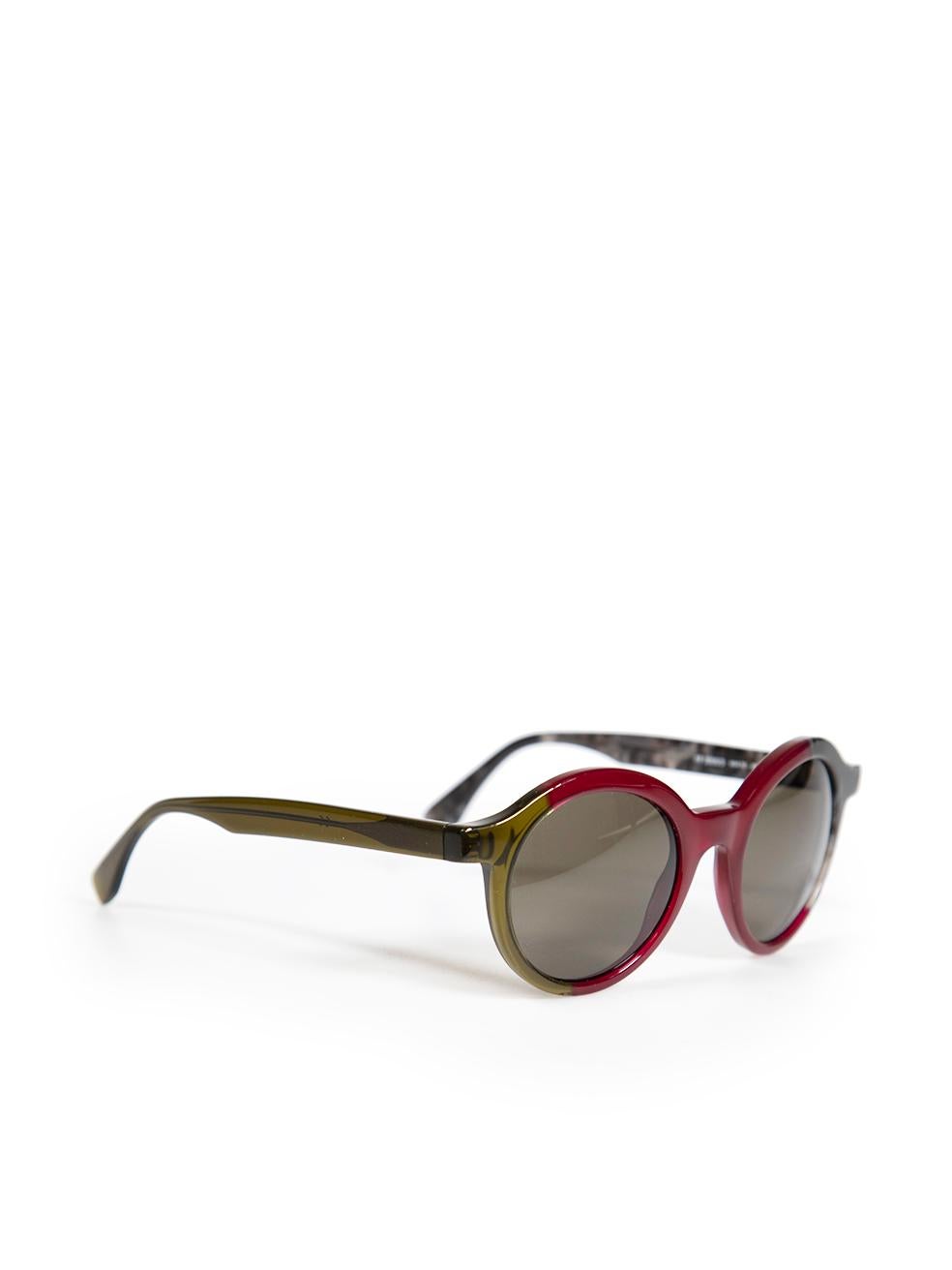 CONDITION is Very good. Minimal wear to sunglasses is evident. Some small scratches to the right side arm end on this used Fendi designer resale item. These sunglasses come with original box.
 
 Details
 Model: Cline Havana
 Multicolour- green, red,
