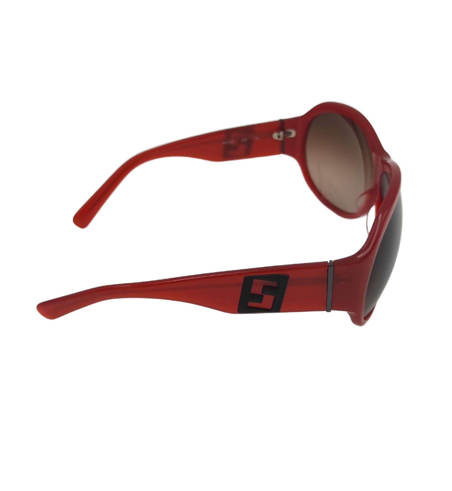 Gray Fendi rounded red grey logo sunglasses For Sale