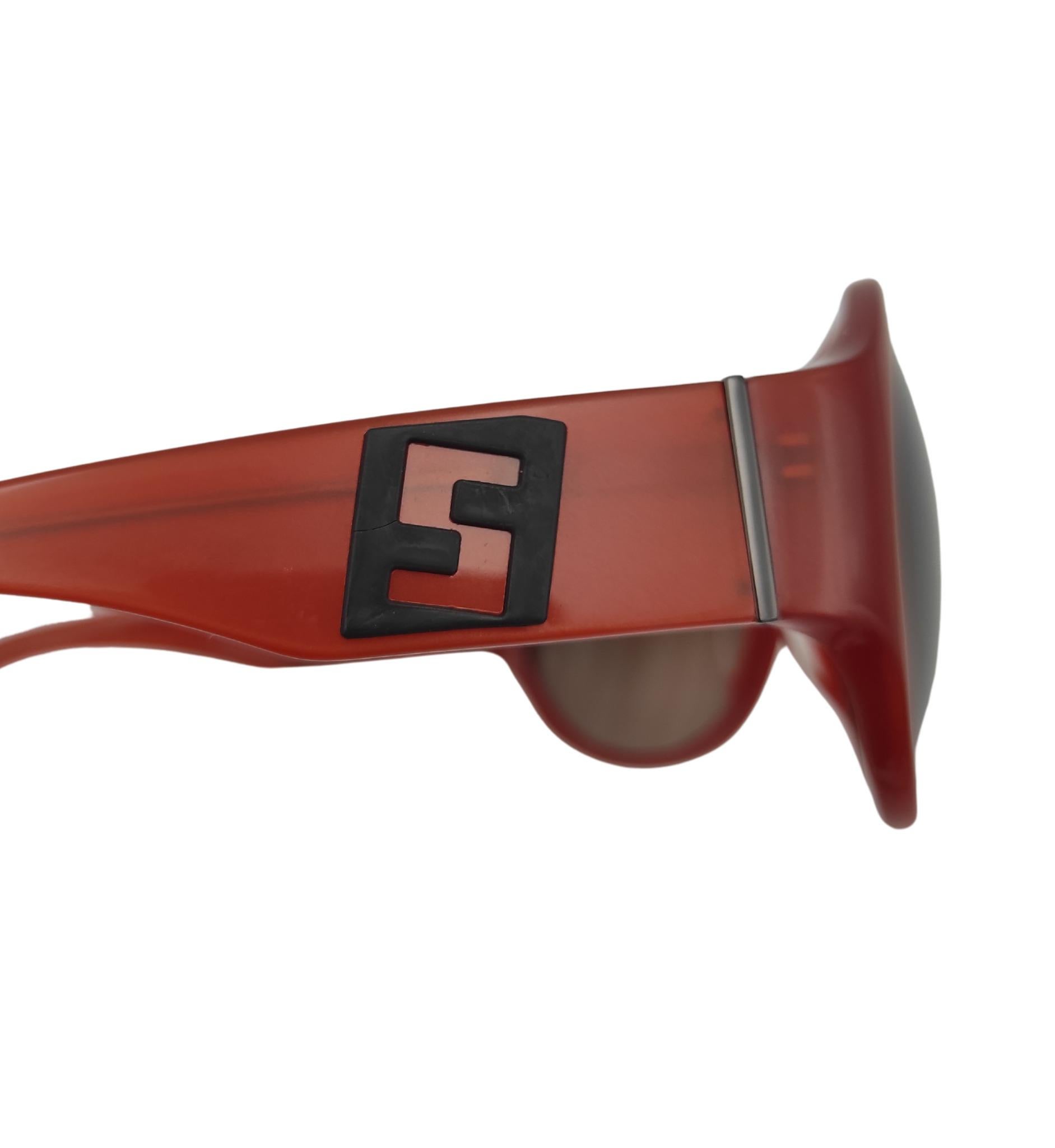 Women's or Men's Fendi rounded red grey logo sunglasses For Sale