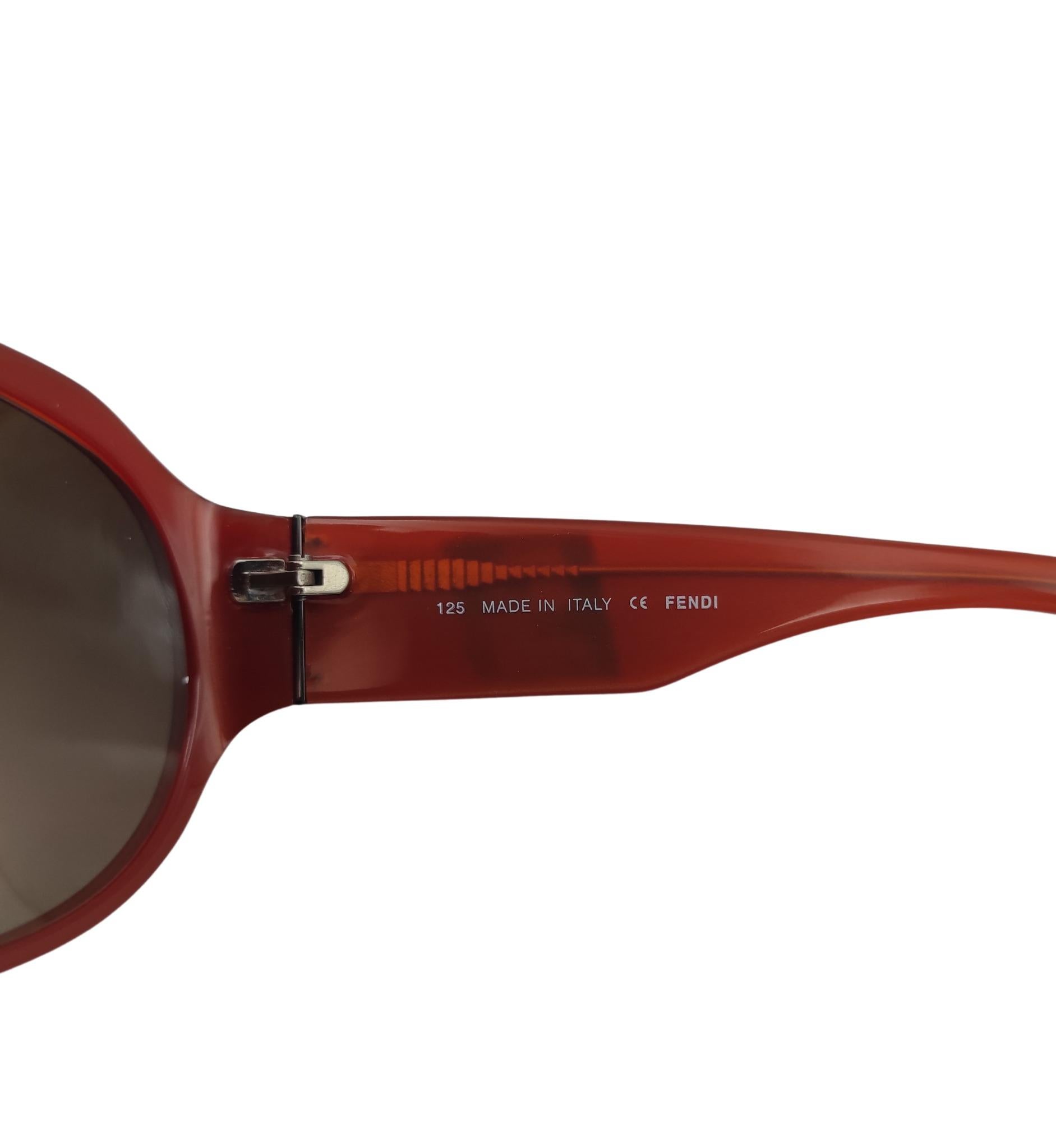 Fendi rounded red grey logo sunglasses For Sale 3