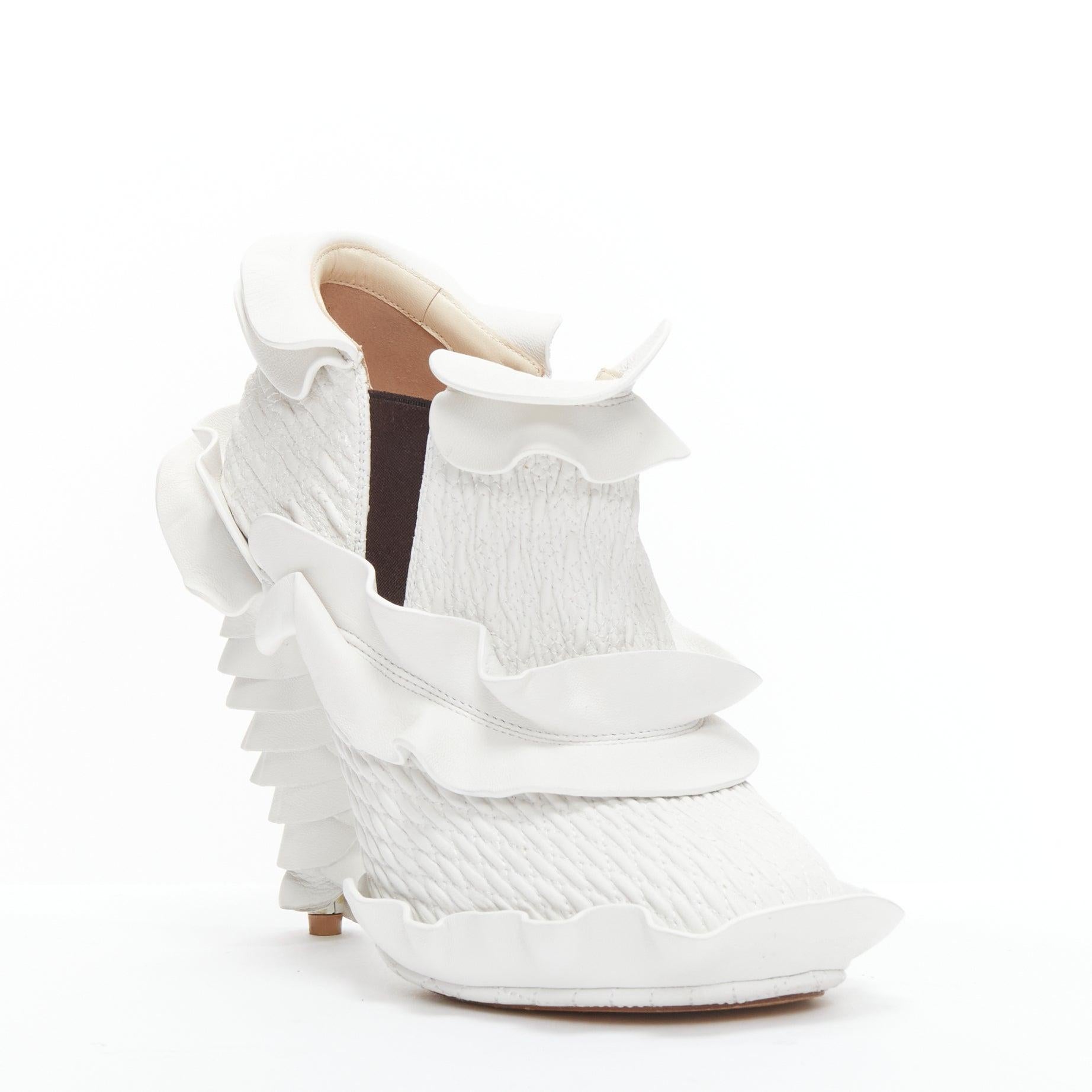 FENDI Runway white textured leather ruffle tiered cone heels booties EU38
Reference: TGAS/D00648
Brand: Fendi
Collection: 2016 - Runway
Material: Leather
Color: White
Pattern: Solid
Closure: Elasticated
Lining: Nude Leather
Extra Details: