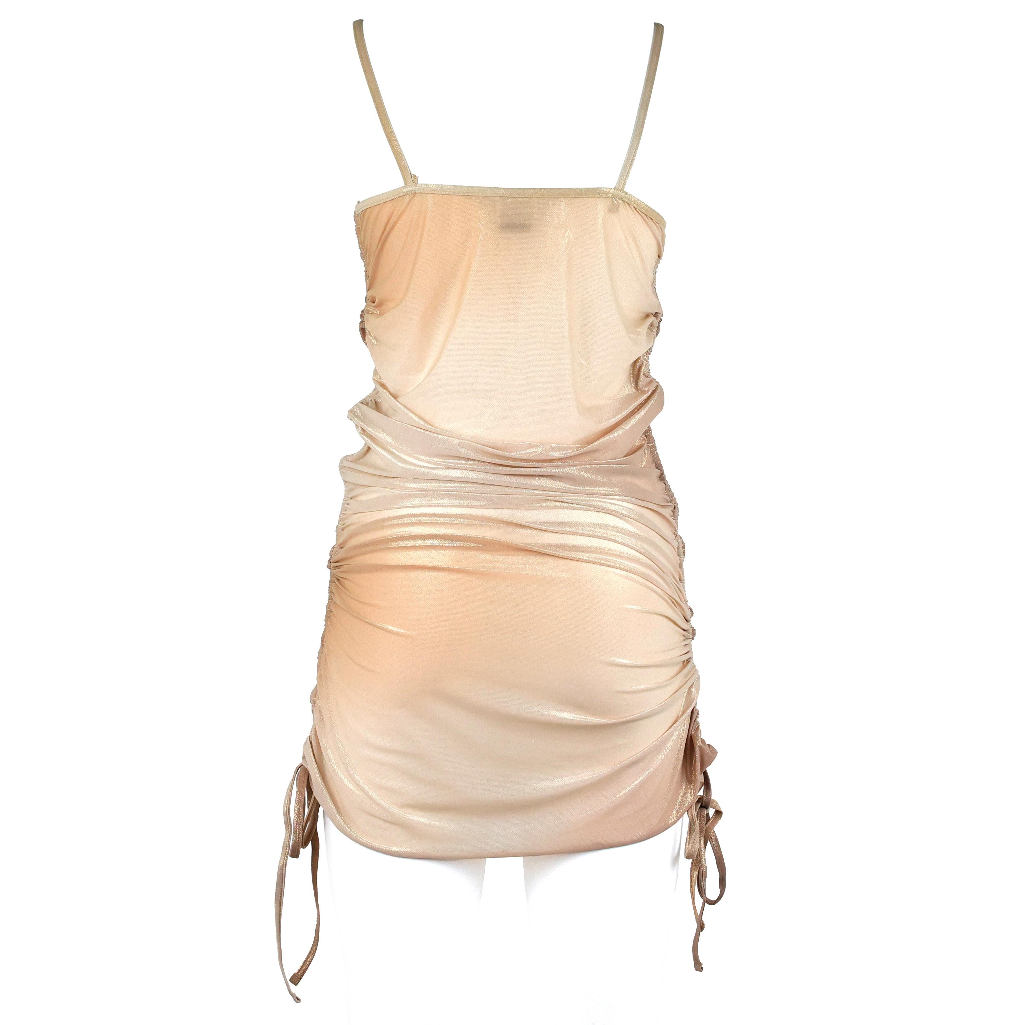 Vestido drapeado Fendi color arena-oro efecto destello, detalle de logotipo metálico doble F en los tirantes. Talla 44 IT. Longitud ajustable.

Estado:
Muy bueno.