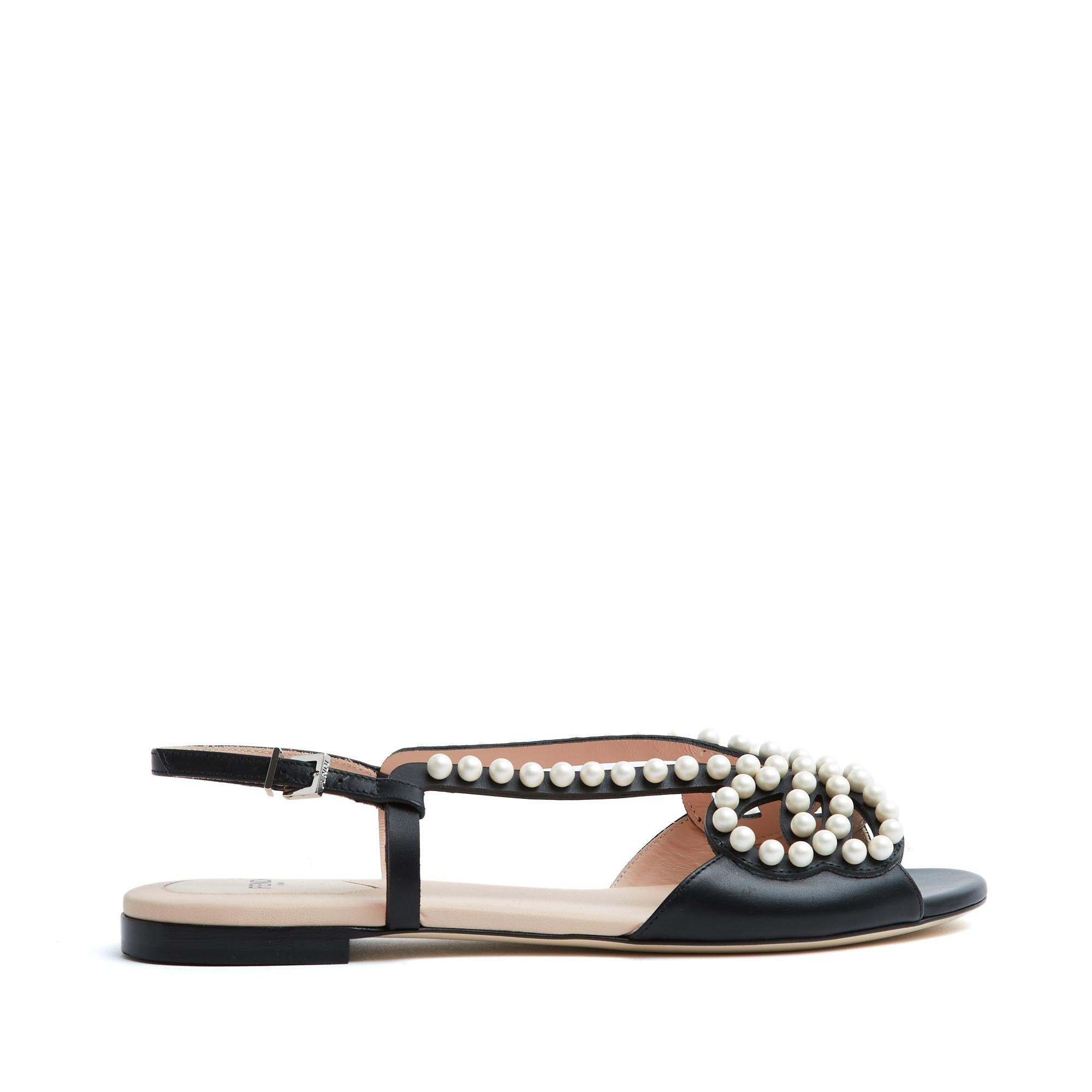 Sandali piatti Fendi composti da sottili cinturini in pelle ricamati con perle fantasia, cinturino posteriore chiuso da una fibbia in metallo argentato, fodera in pelle e suola interna ed esterna. Taglia EU38 o UK5 e US7.5. I sandali sono