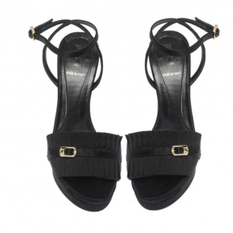 Fendi bietet Ihnen mit diesen Sandalen ein elegantes Design. Diese Riemchensandalen sind ein High-End-Modestück, das Sie jetzt besitzen müssen. Sie sind mit plissierten Satinbändern an den Vamps, die eine Schnalle mit FF-Detail tragen, und hohen