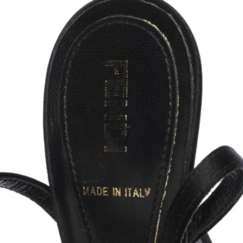 Fendi Satin plissiert Detail FF Logo Schnalle Knöchelriemen Plattform Sandalen Größe 35 im Zustand „Relativ gut“ im Angebot in Dubai, Al Qouz 2