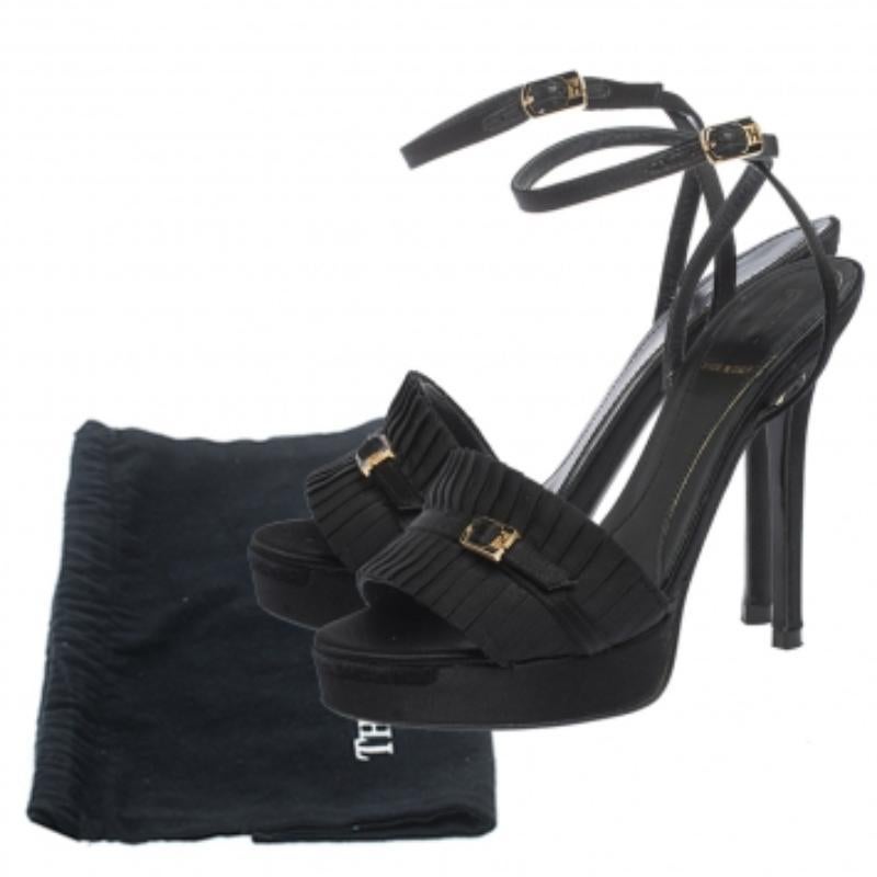 Fendi Satin plissiert Detail FF Logo Schnalle Knöchelriemen Plattform Sandalen Größe 35 Damen im Angebot