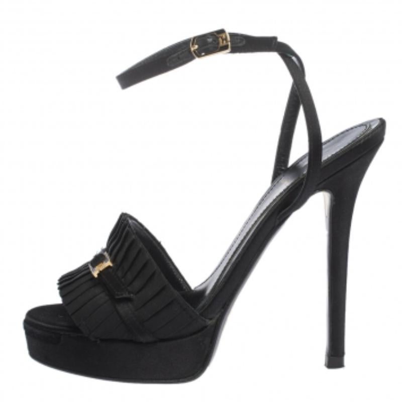Fendi Satin plissiert Detail FF Logo Schnalle Knöchelriemen Plattform Sandalen Größe 35 im Angebot 1