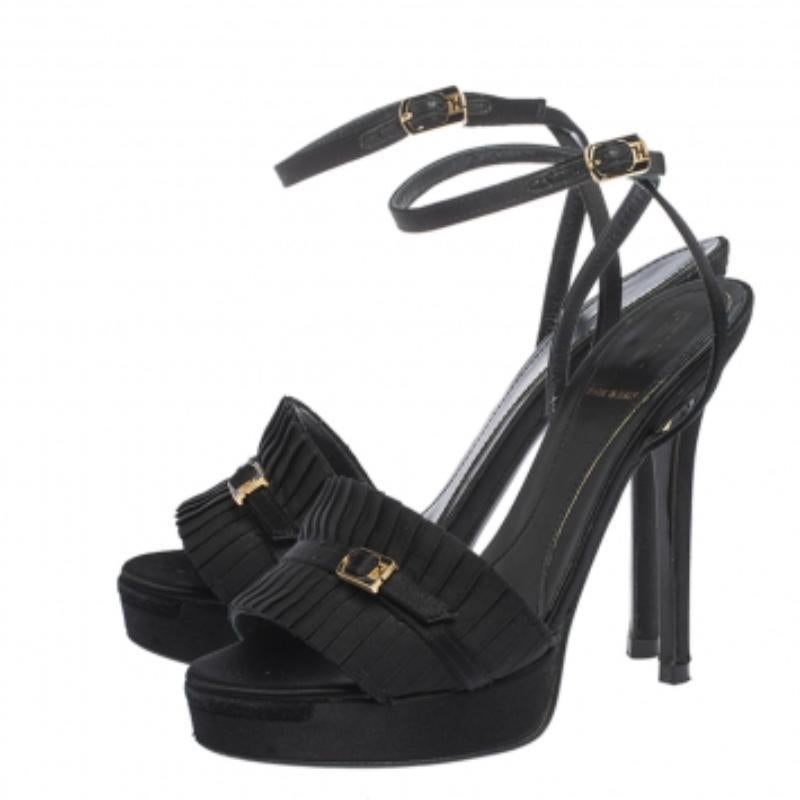 Fendi Satin plissiert Detail FF Logo Schnalle Knöchelriemen Plattform Sandalen Größe 35 im Angebot 3