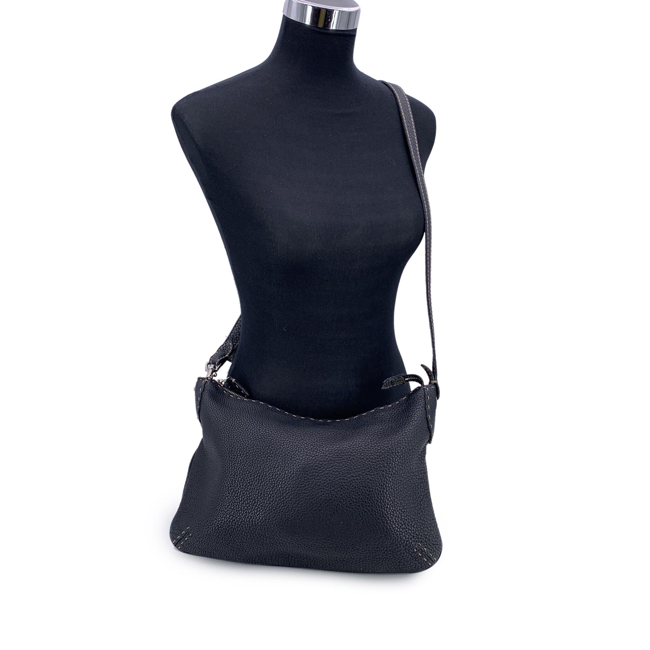 Zeitlose Handwerkskunst trifft in dieser wunderschönen Fendi Selleria Umhängetasche auf alltägliche Funktionalität. Ein Stück, das das handwerkliche Erbe des Hauses widerspiegelt. Diese von Fendis Sattlermeistern in Handarbeit gefertigte Tasche