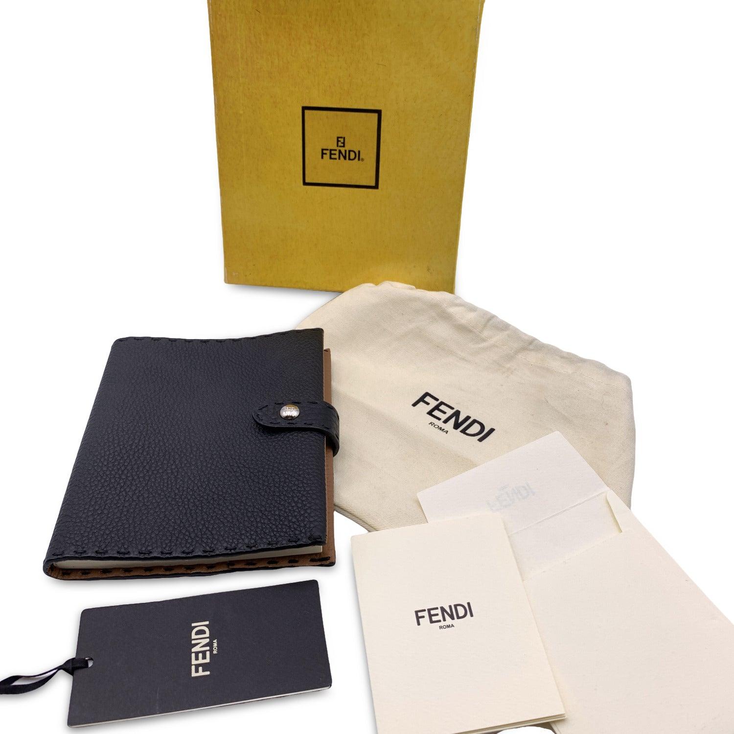 Fendi Selleria Weekly diary in black Roman leather. Beige interior. Rectangular shape with silver button closure. Agenda notebook inside. Measurements: 6.25 x 5.25 inches - 15.7 x 13.2 cm Details MATERIAL: Leather COLOR: Black MODEL: Weekly Small