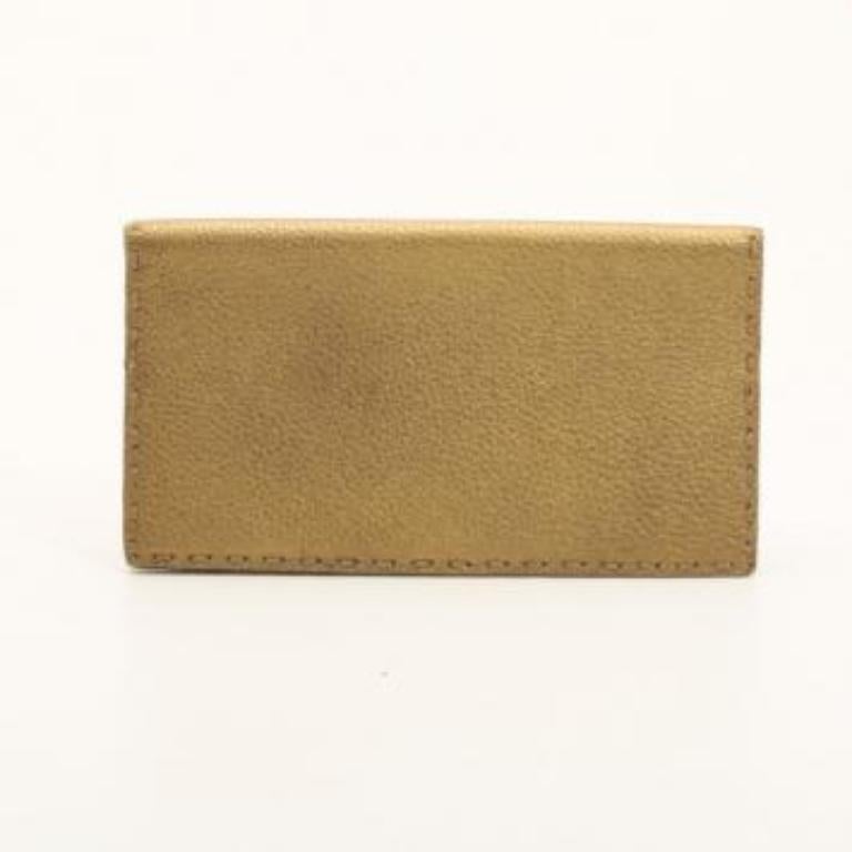 Dai al tuo portafoglio di tutti i giorni un aggiornamento sofisticato con questo portafoglio Selleria Continental di Fendi. L'esterno di questo portafoglio grande è realizzato in pelle metallizzata color oro con una targhetta Fendi argentata.
