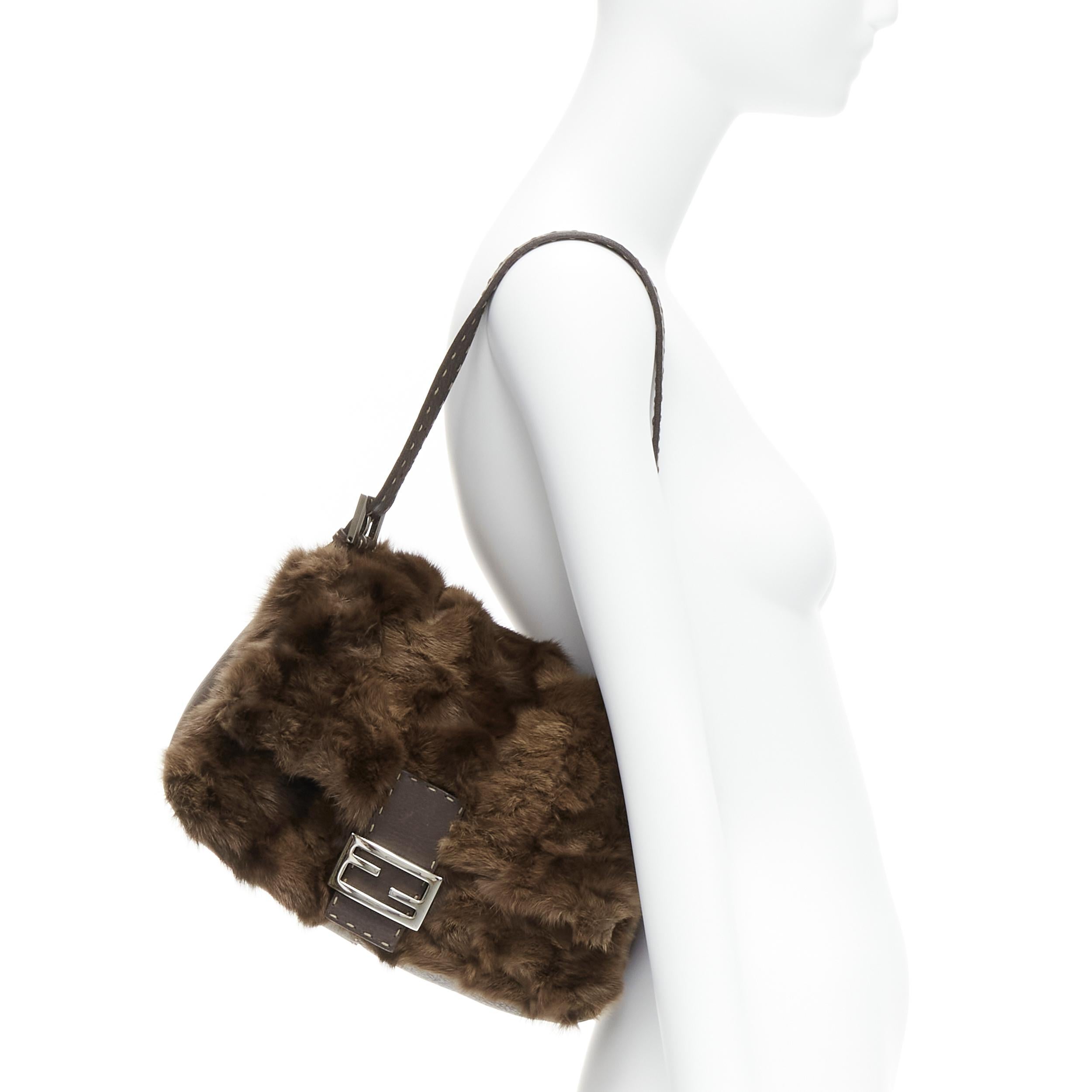 FENDI Selleria Mamma Baguette FF buckle brown rabbit fur underarm bag
Reference: TGAS/C01865
Brand: Fendi
Collection: Selleria 1925
Material: Fur, Leather
Color: Brown
Pattern: Solid
Closure: Snap Buttons
Lining: Beige Leather
Extra Details: