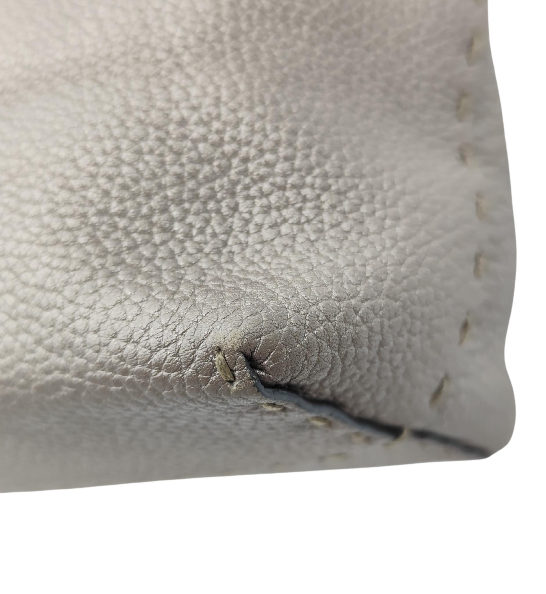 Mini sac fourre-tout Fendi Selleria gris métallisé en vente 6