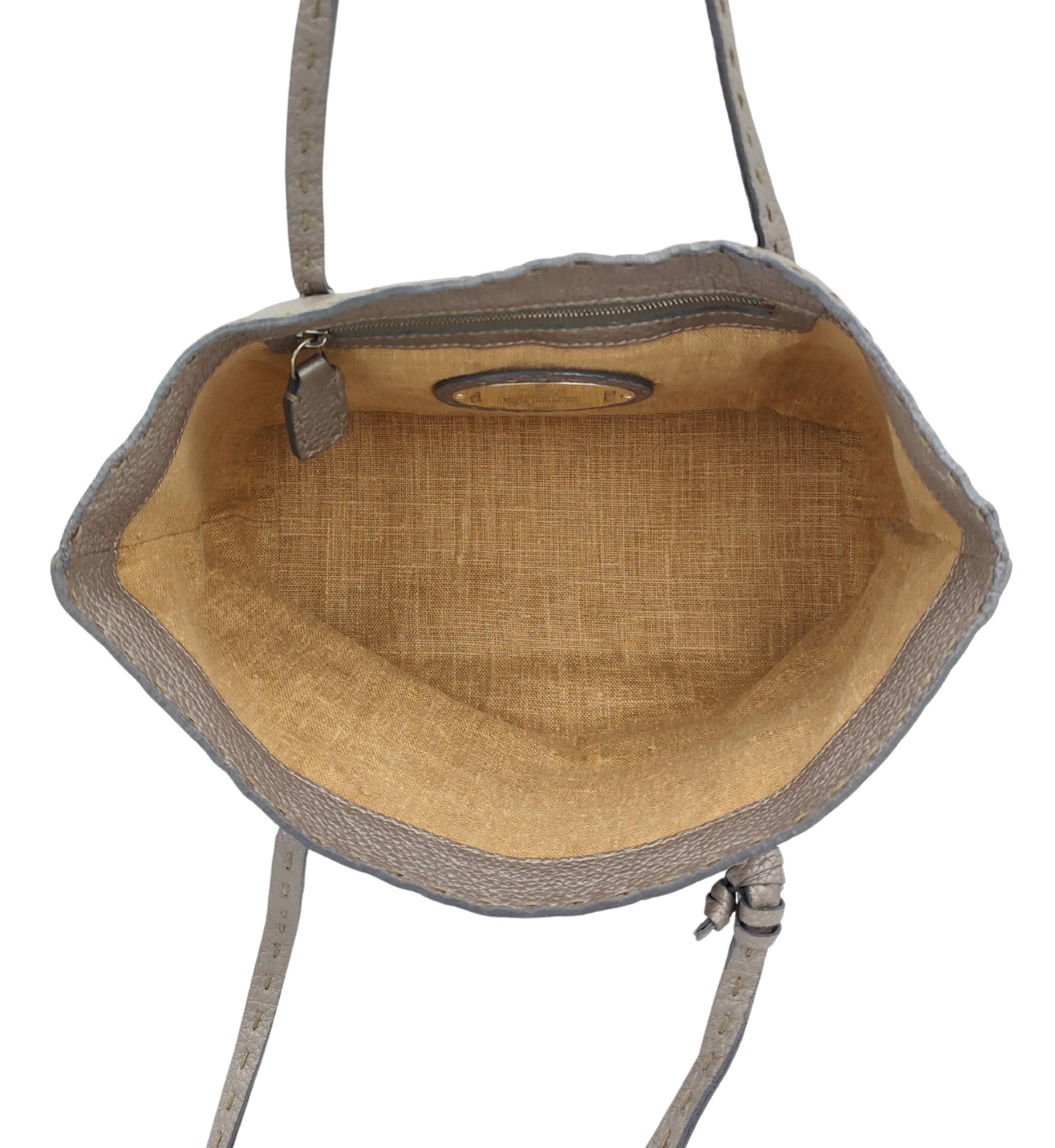 Mini sac fourre-tout Fendi Selleria gris métallisé en vente 8