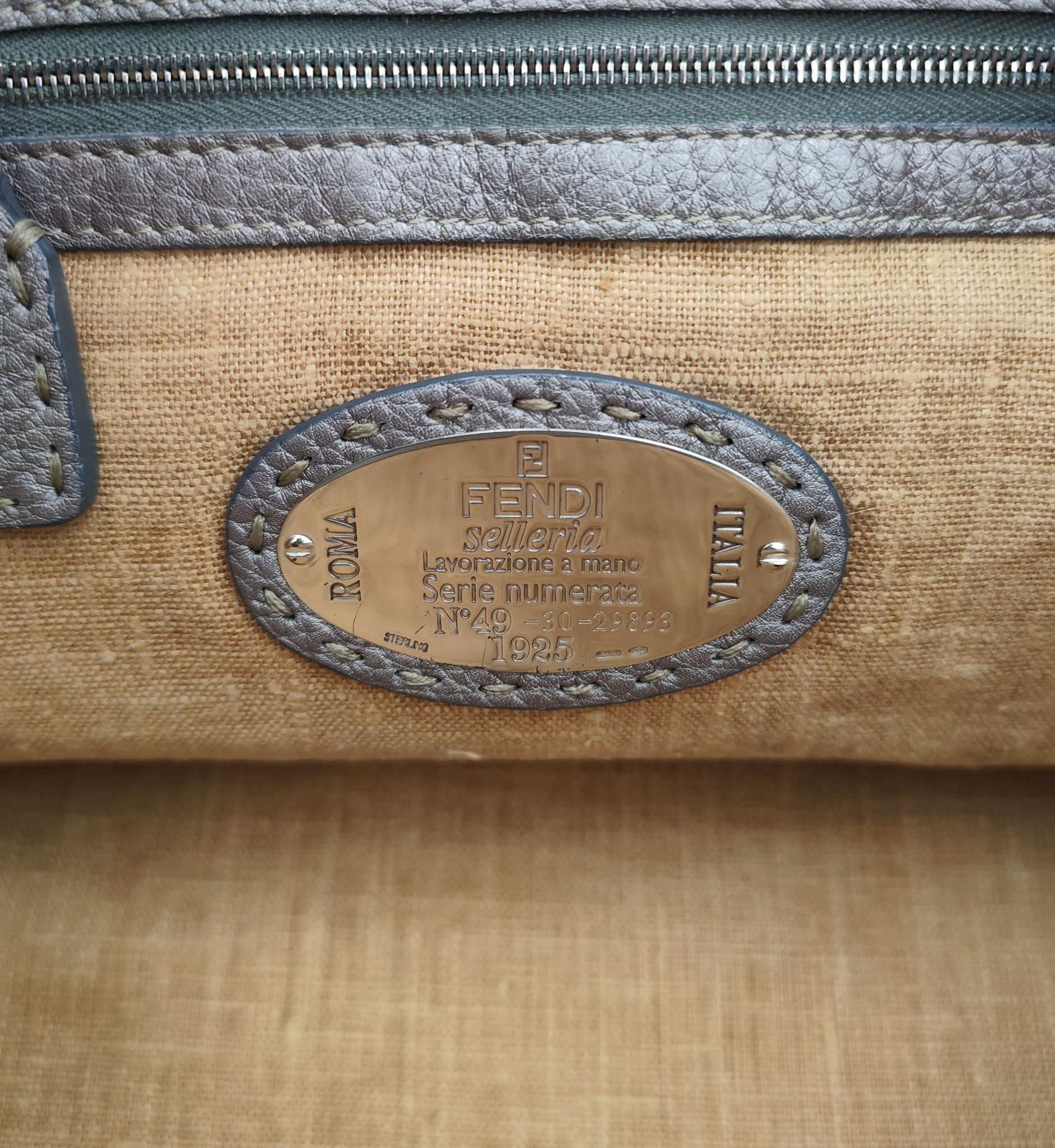 Mini sac fourre-tout Fendi Selleria gris métallisé en vente 9