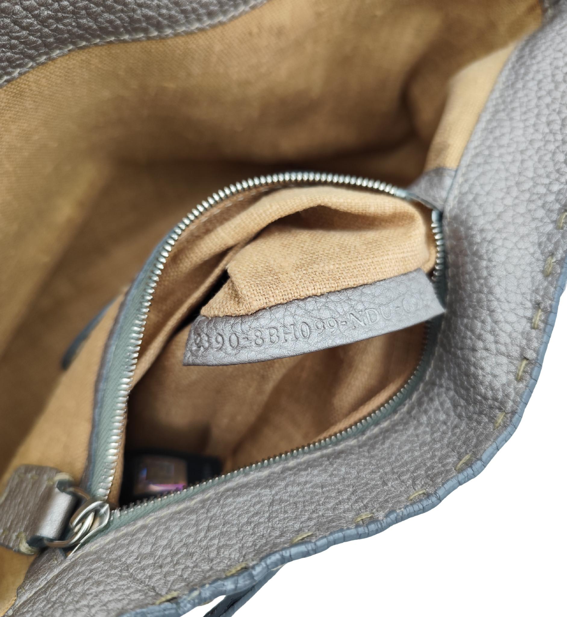 Mini sac fourre-tout Fendi Selleria gris métallisé en vente 10