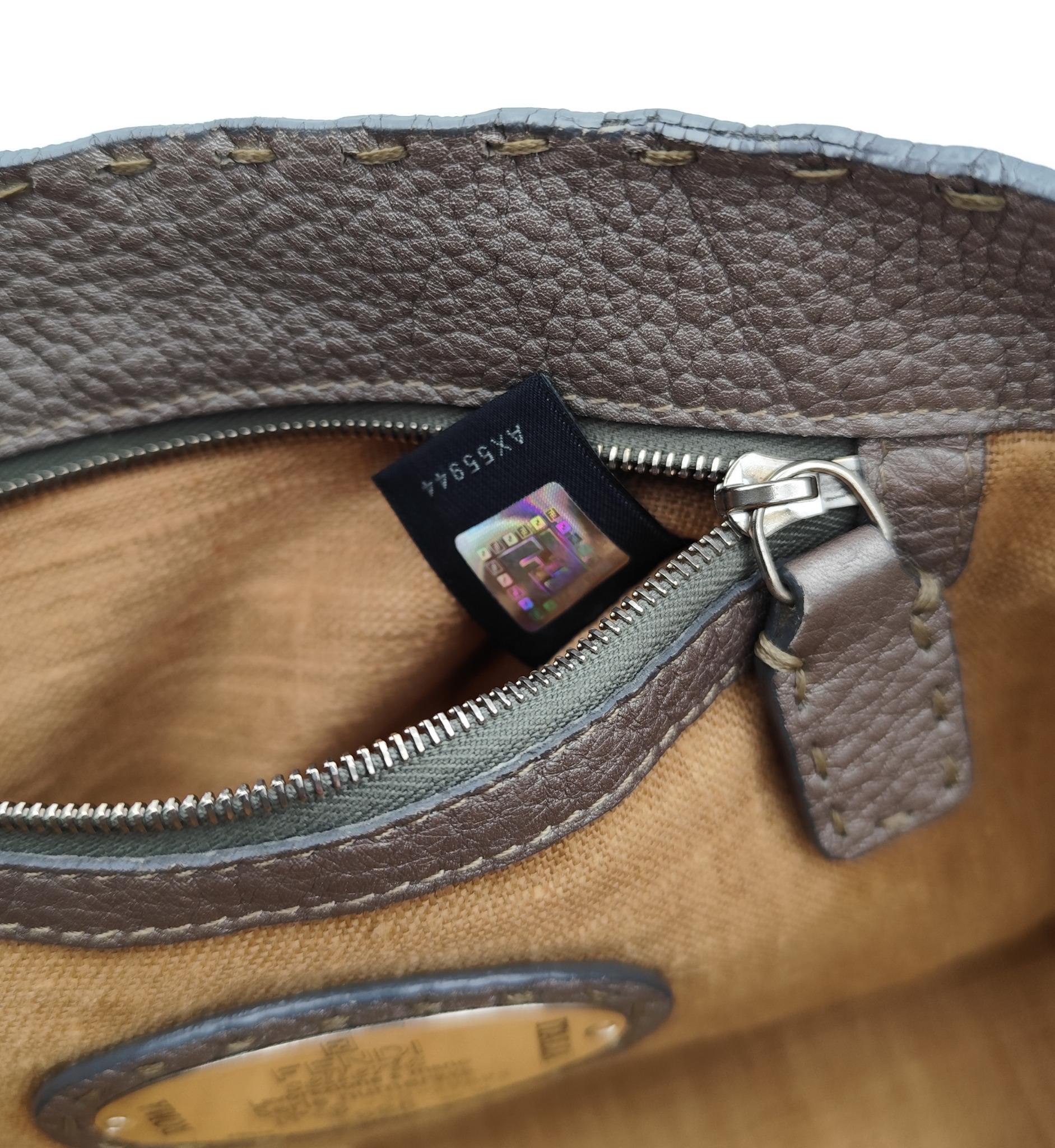 Mini sac fourre-tout Fendi Selleria gris métallisé en vente 11