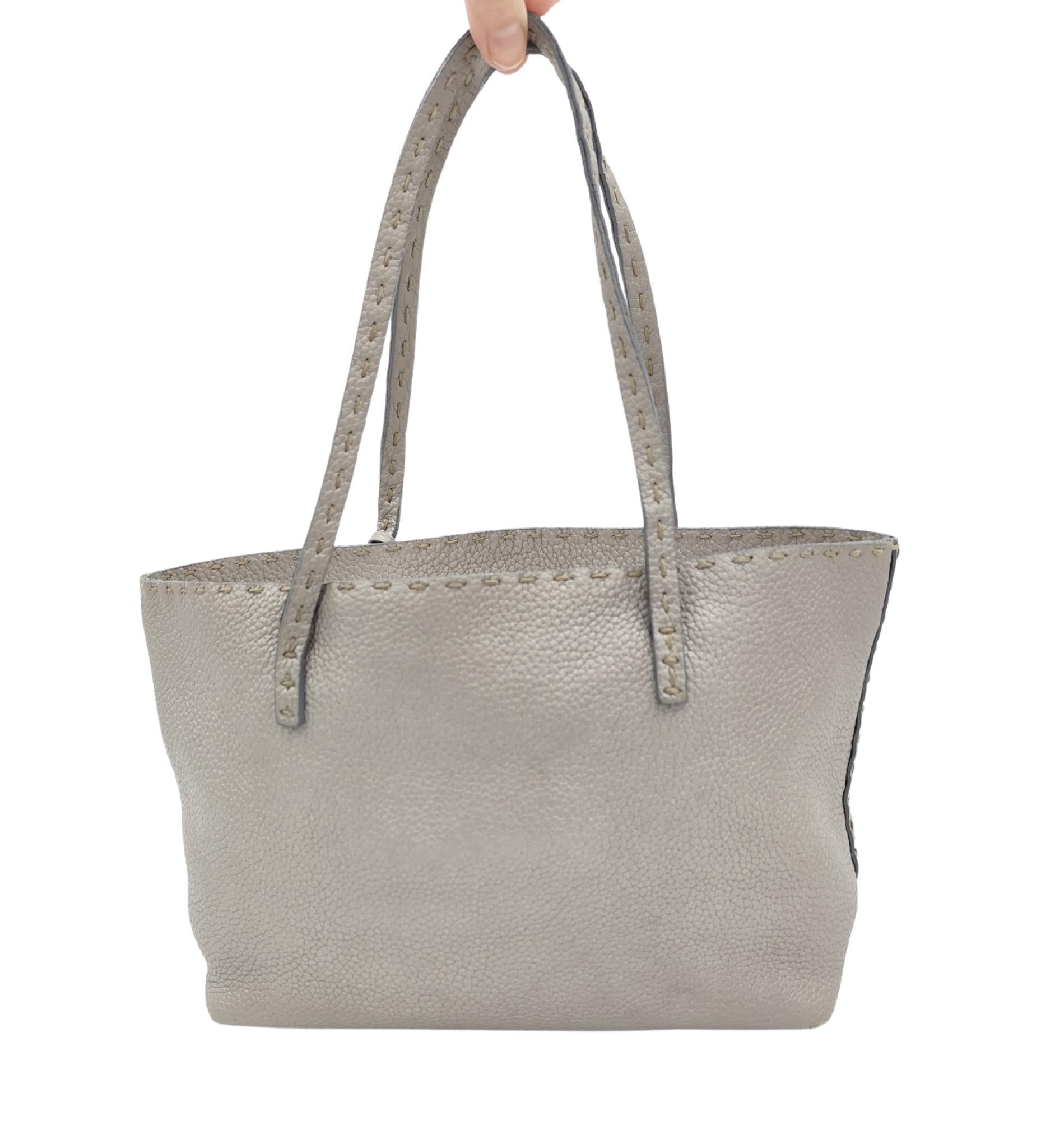 Mini sac fourre-tout Fendi Selleria
Cuir gris métallisé
Étiquette du logo

Mesures : 
23x17x9.5 cm
chute de 18 cm

9x6.5x3.75 in
baisse de 7 pouces

Très bon état.
Signes mineurs d'utilisation