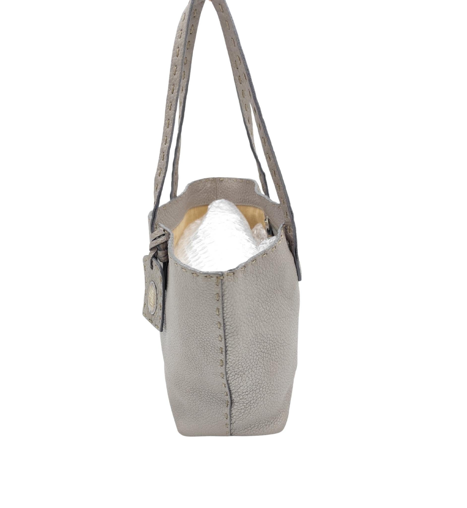 Gris Mini sac fourre-tout Fendi Selleria gris métallisé en vente
