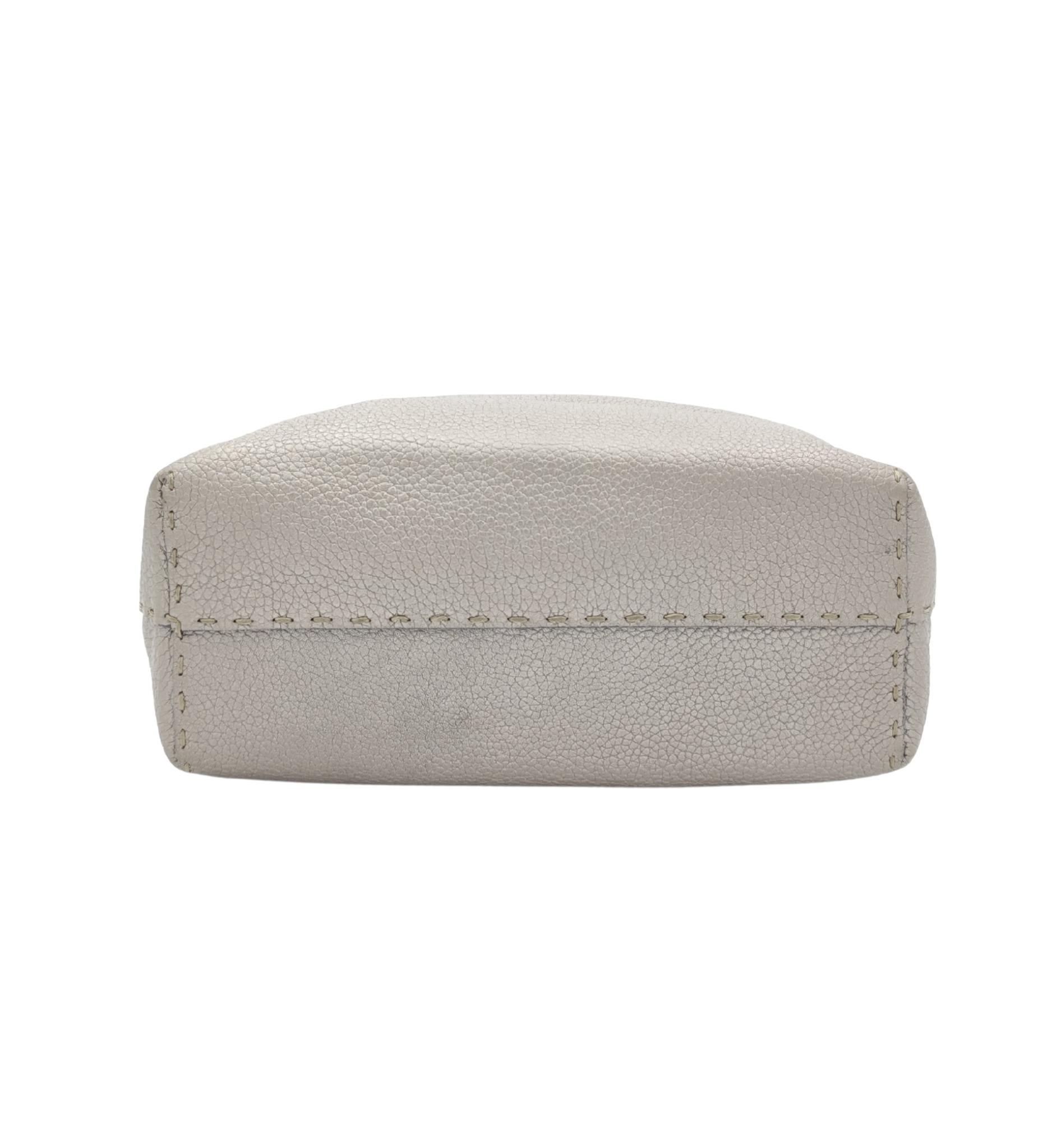 Mini sac fourre-tout Fendi Selleria gris métallisé Unisexe en vente