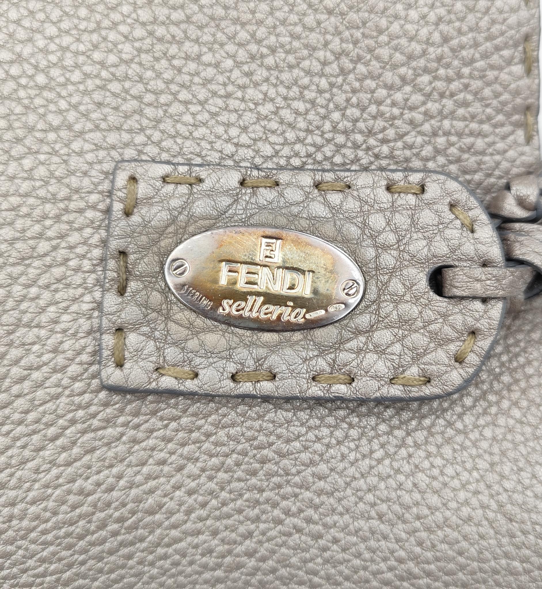 Mini sac fourre-tout Fendi Selleria gris métallisé en vente 1