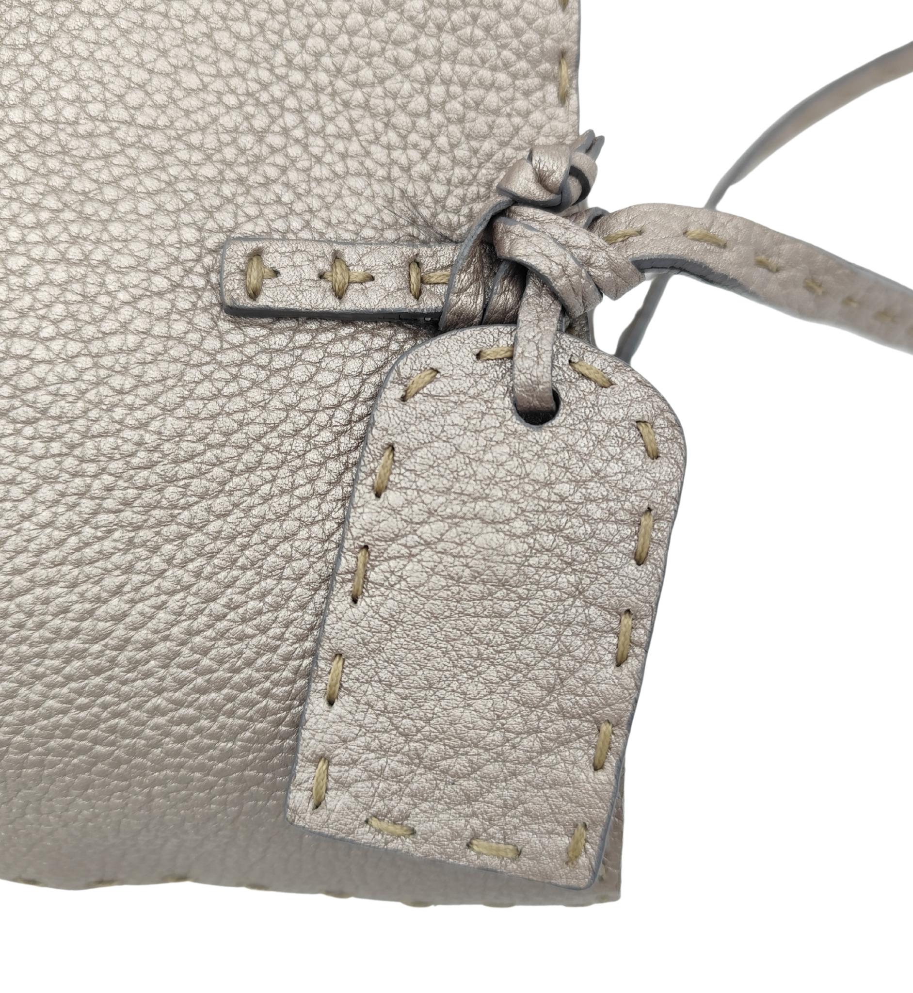 Mini sac fourre-tout Fendi Selleria gris métallisé en vente 2