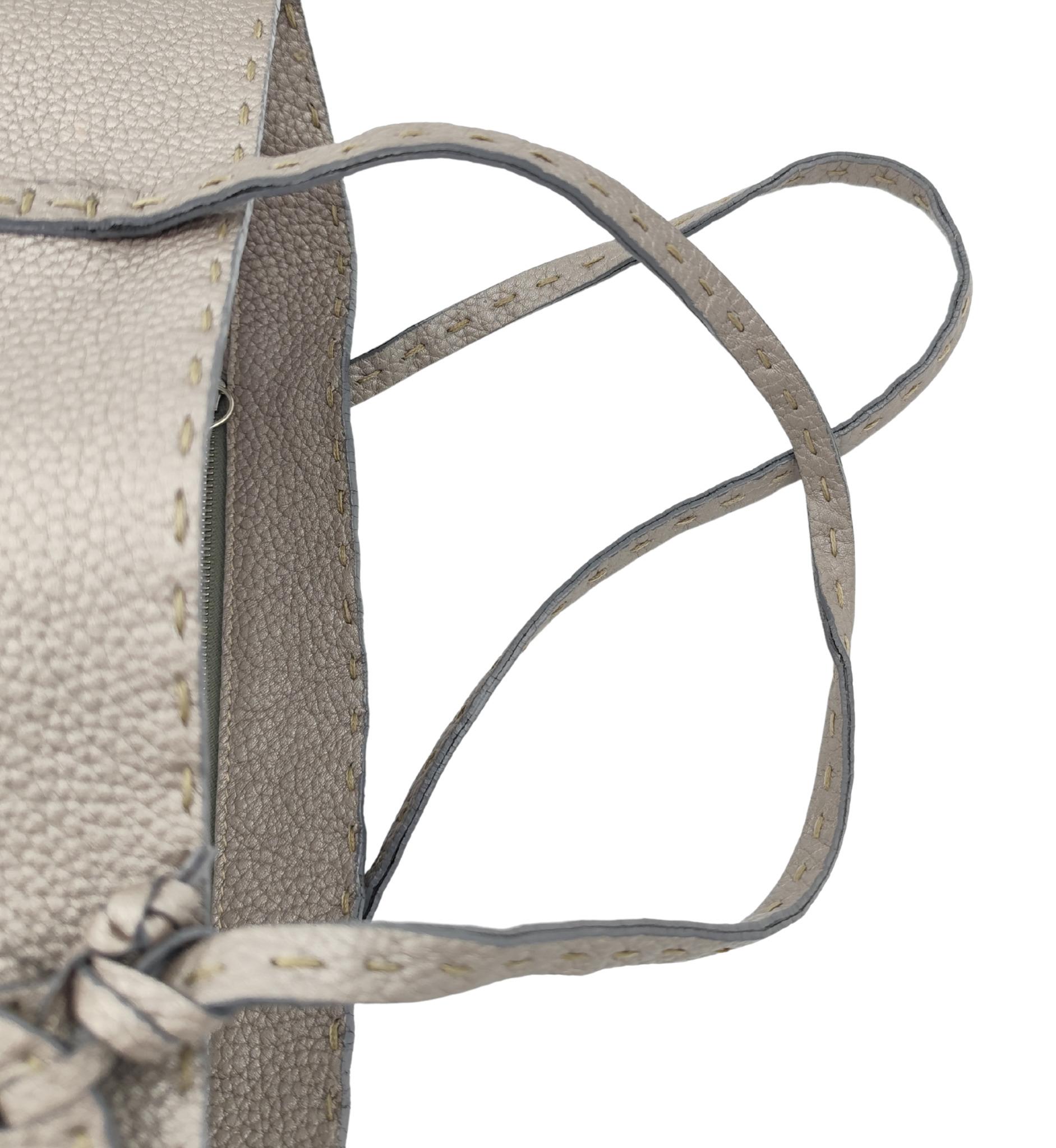 Mini sac fourre-tout Fendi Selleria gris métallisé en vente 3