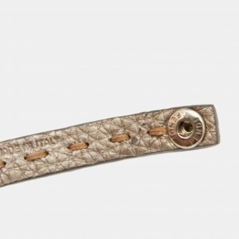 Dieses Fendi-Armband aus der Selleria-Kollektion ist so konzipiert, dass es sich um Ihr Handgelenk wickeln lässt. Sie ist aus Leder gefertigt und mit einer charakteristischen Naht in der Mitte des Stücks versehen. Dieses mit einer Logoplakette