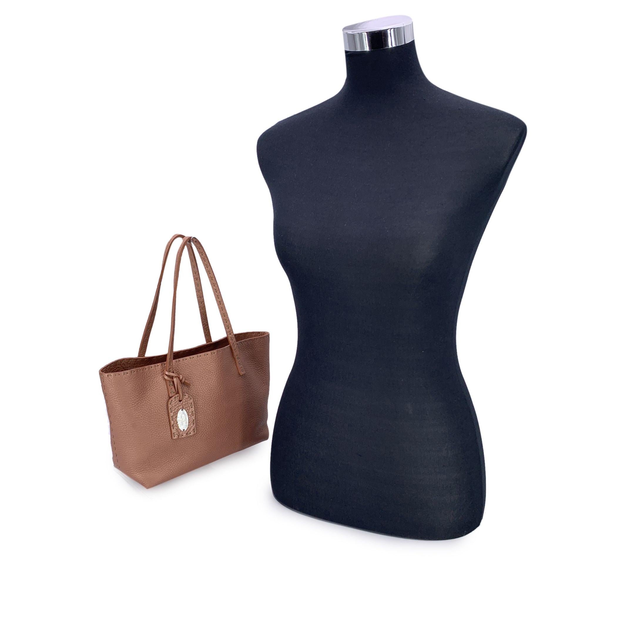 Diese Fendi Selleria Small Mini Tote ist ein Schatz aus der handwerklichen Linie von Fendi. Sie ist ein zartes Zeugnis der alten Handwerkskunst. Die von den Sattlermeistern des Hauses handgefertigte Tasche gehört zu einer seltenen Klasse von
