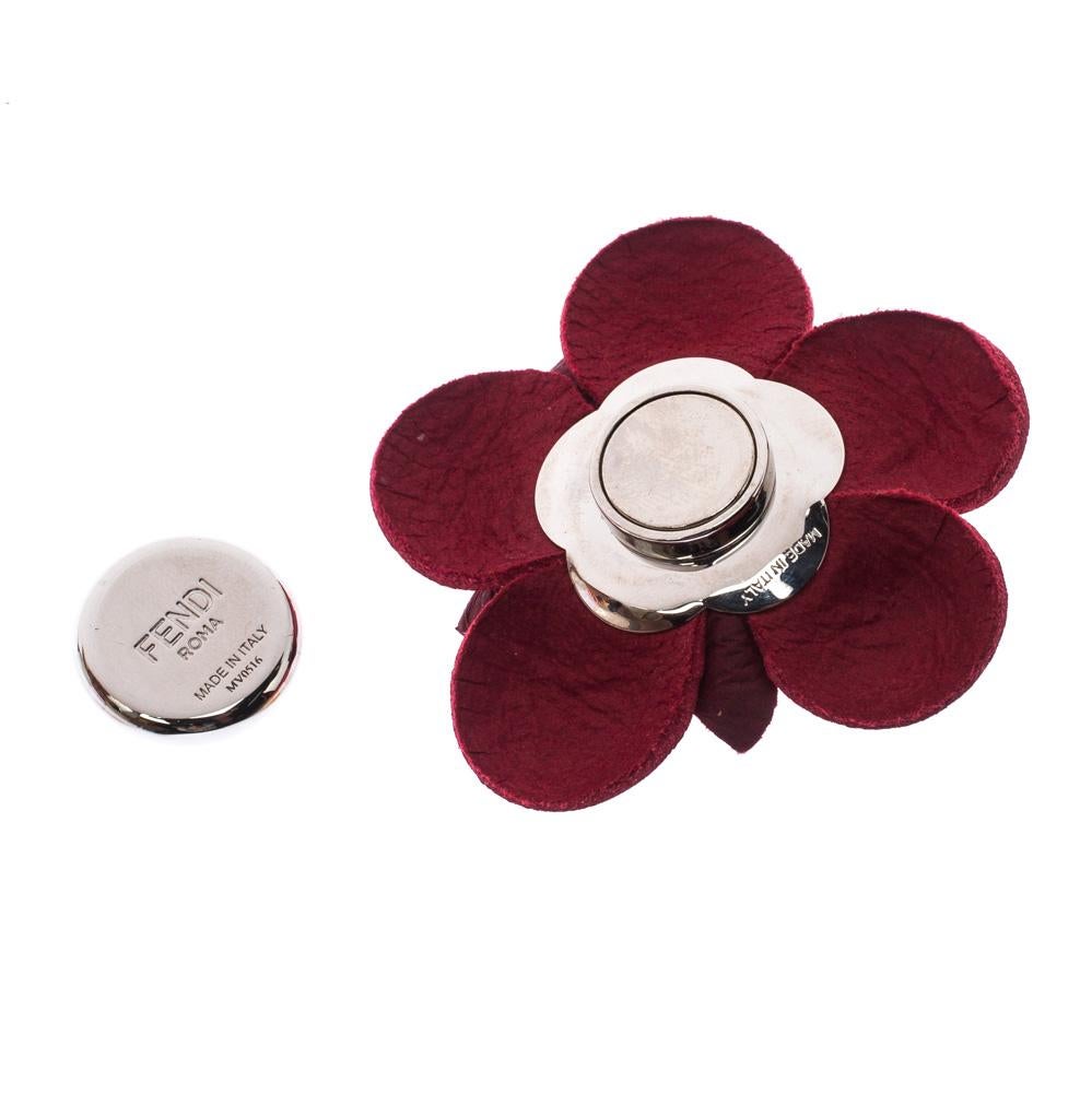 This beautiful set of brooches from Fendi is a timeless accessory that will instantly elevate your casual as well as evening looks. Crafted in the shape of the flowers from leather, the set includes two brooches of contrasting sizes. Finished with